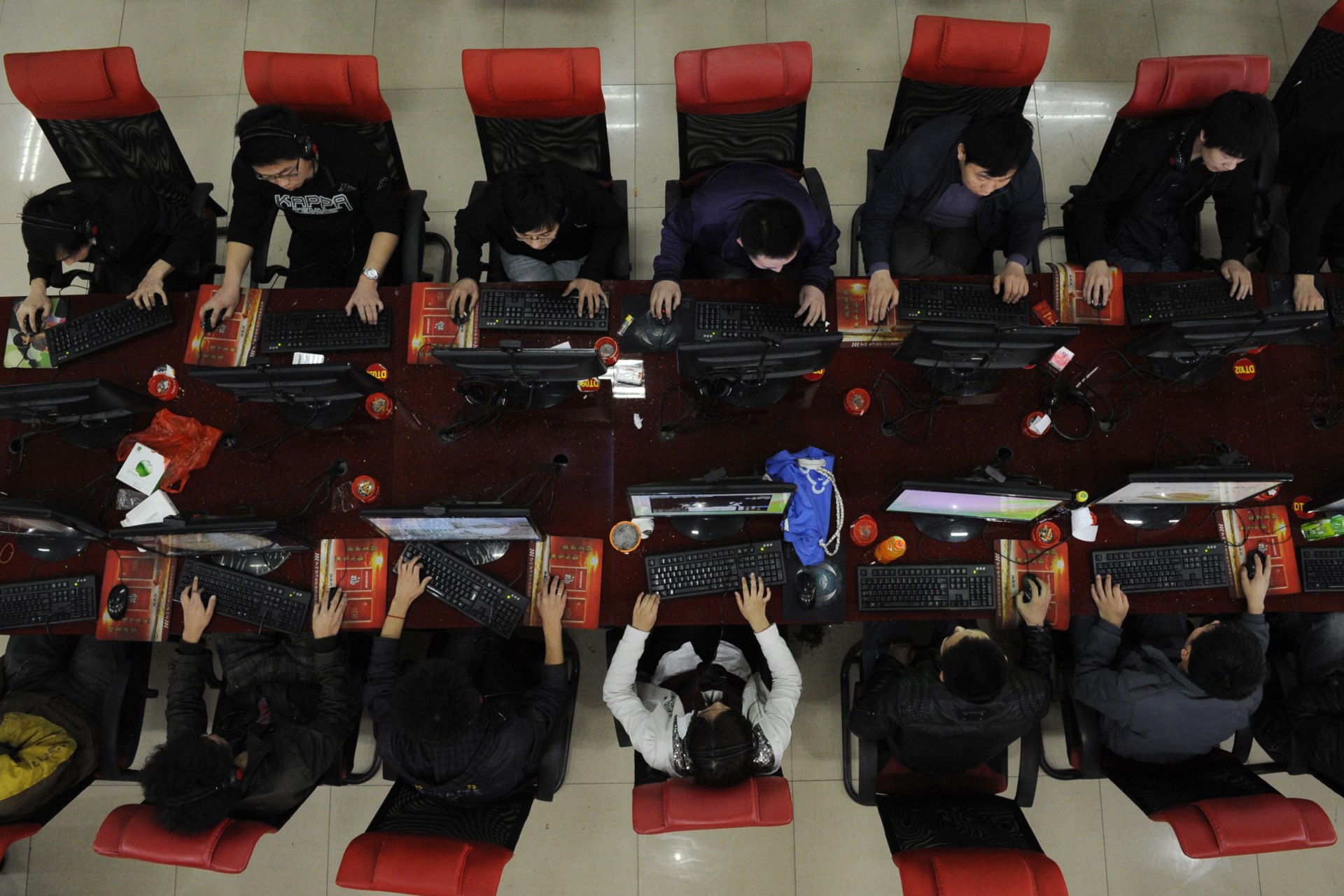 <p>People use the computer at an Internet cafe in Taiyuan, Shanxi province March 31, 2010.</p>