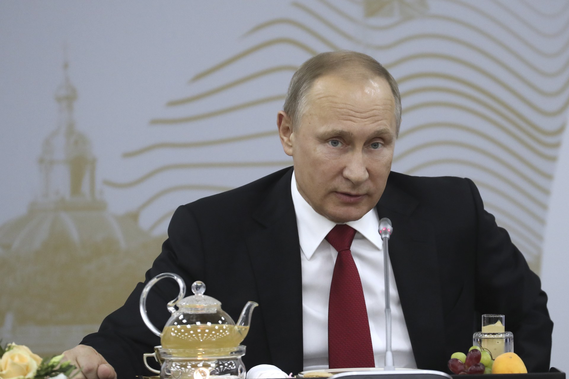 <p>Russian President Vladimir Putin meets with representatives of foreign companies and business associations at the St. Petersburg International Economic Forum (SPIEF), Russia, June 2, 2017.</p>
