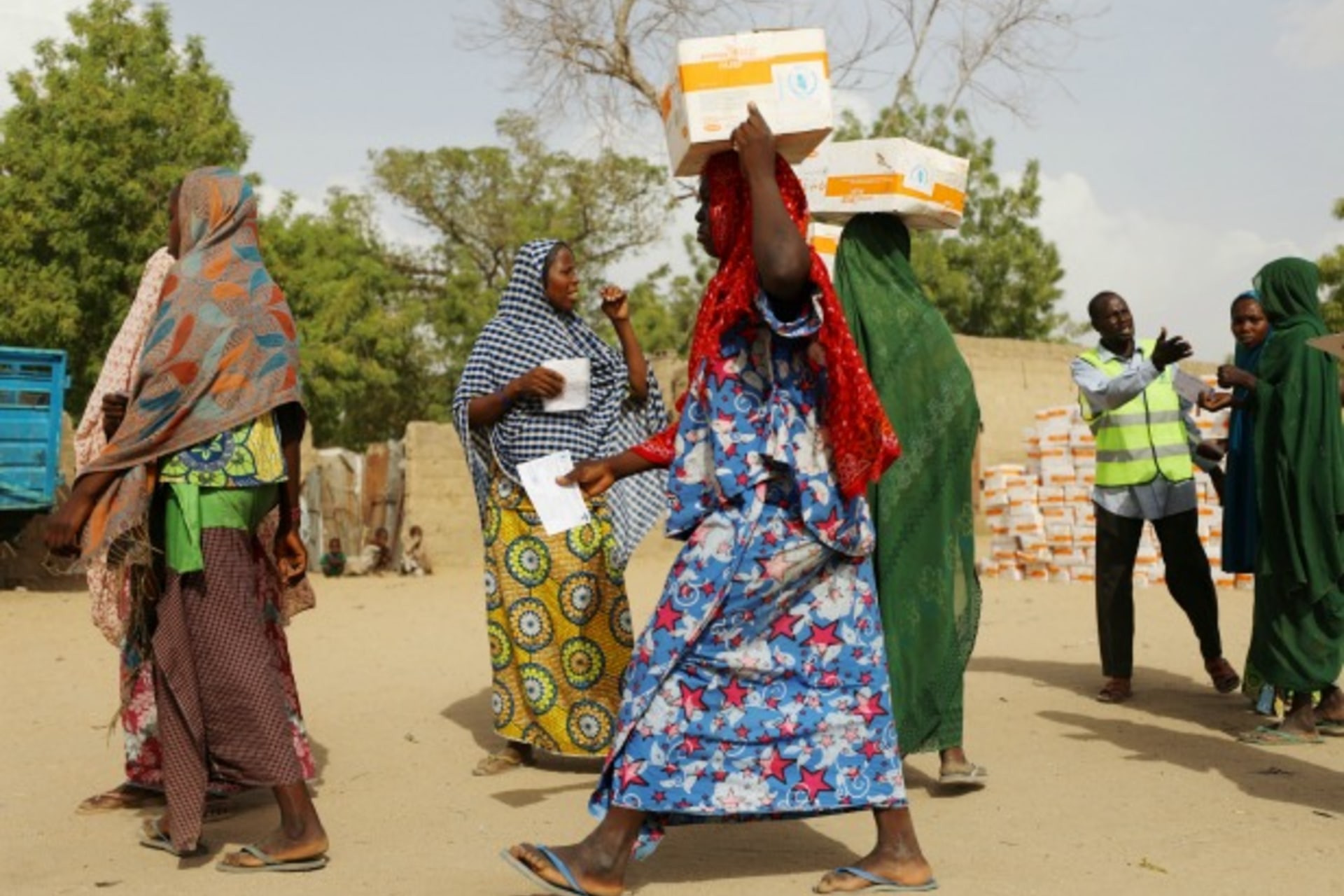 <p>Women carry food supplement received from World Food Programme (WFP) at the Banki IDP camp, in Borno, Nigeria, April 26, 2017.</p>
