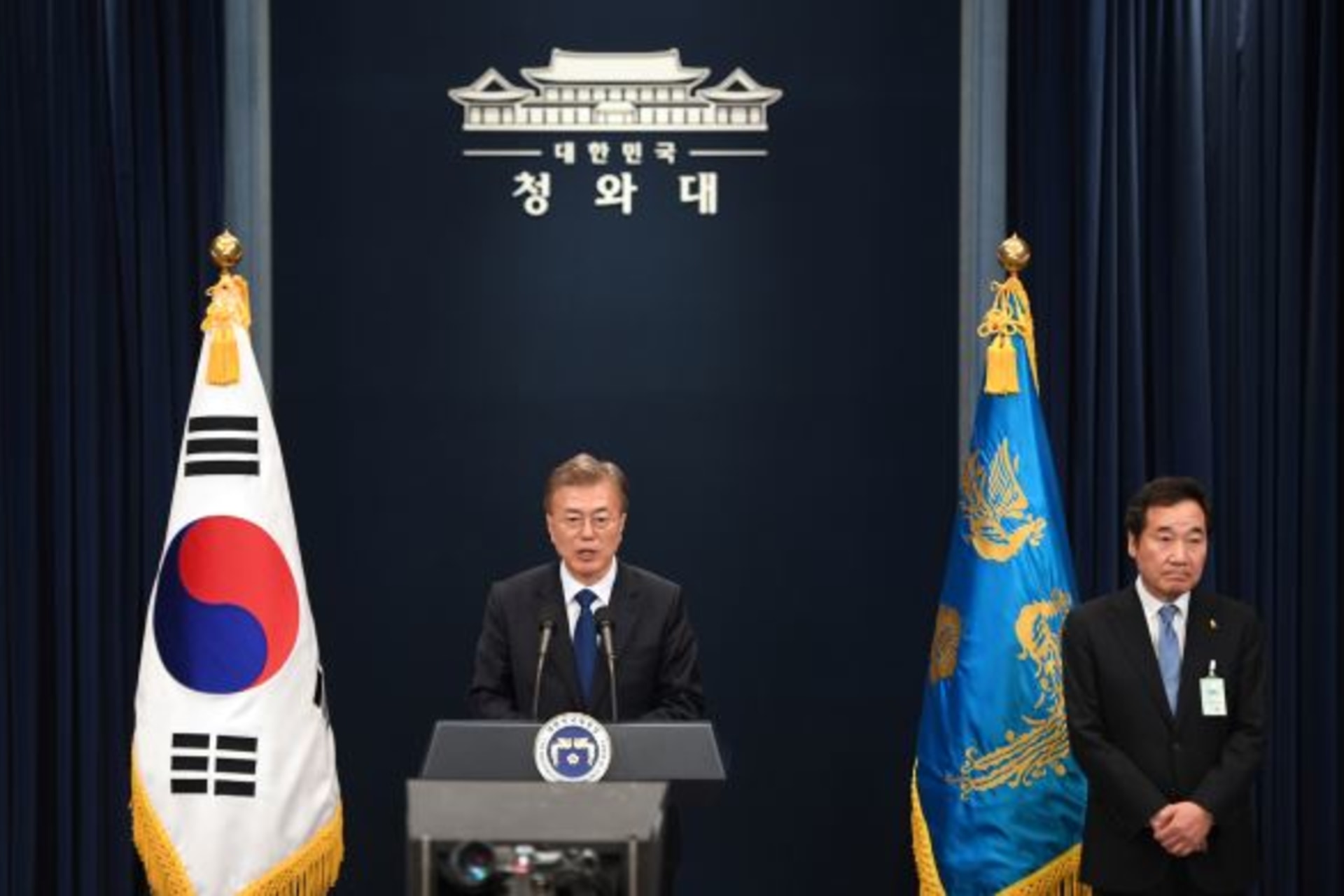 <p>South Korea’s new President Moon Jae-In speaks as Prime Minister nominee Lee Nak-Yon (R) listens to during a press conference at the presidential Blue House in Seoul on May 10, 2017.</p>
