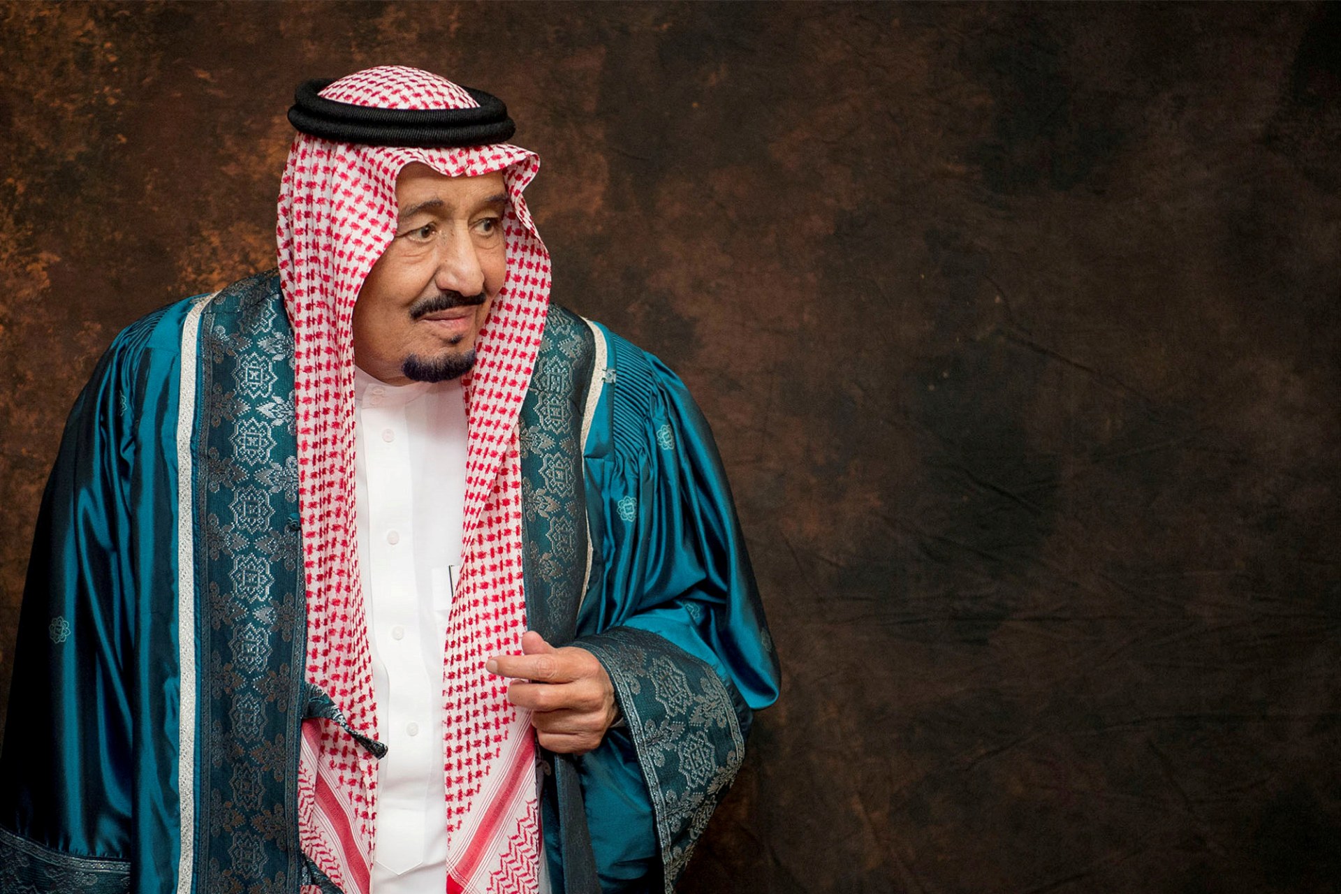 <p>Saudi Arabia’s King Salman poses after receiving an an honorary PhD from International Islamic University Malaysia (IIUM) in Kuala Lumpur, Malaysia.</p>
