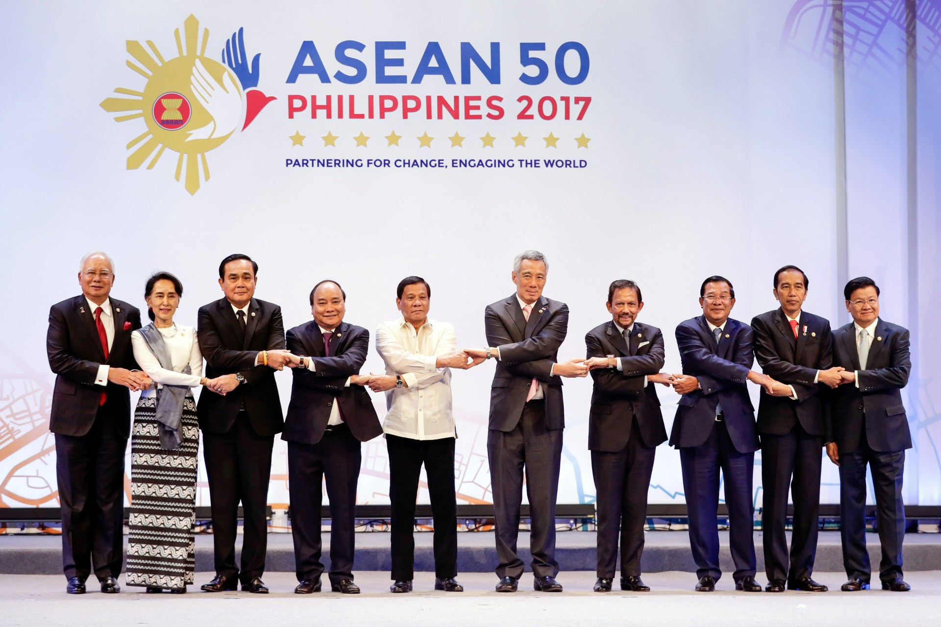 <p>Association of Southeast Asian Nations (ASEAN) leaders link arms during the opening ceremony of the thirtieth ASEAN Summit in Manila, Philippines on April 29, 2017.</p>