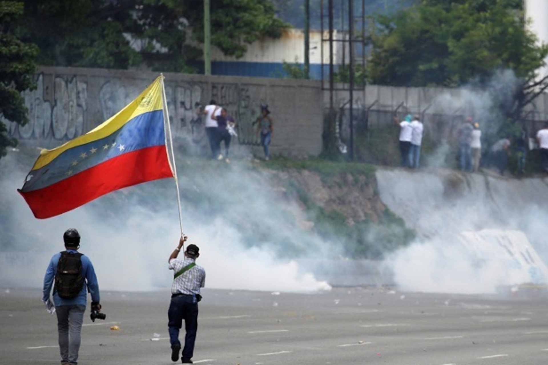 <p>Opposition supporters clash with security forces in Caracas, Venezuela. (Photo: Reuters/Marco Bello)</p>
