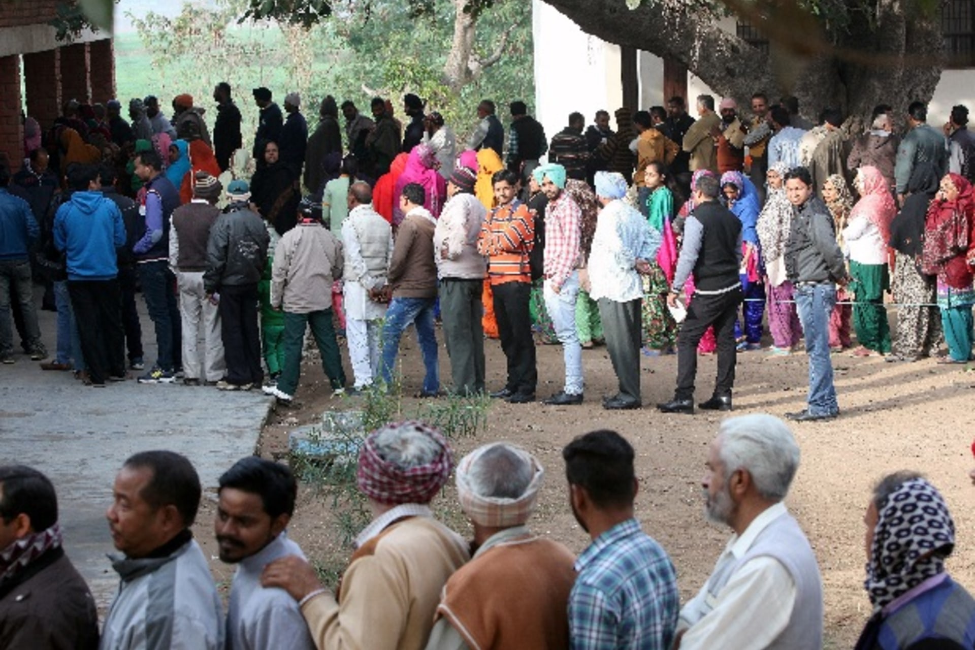 <p>Voters line up to cast their votes outside a polling station during the state assembly election in the northern state of Punjab, in the village of Nada, India, February 4, 2017. REUTERS/Ajay Verma</p>
