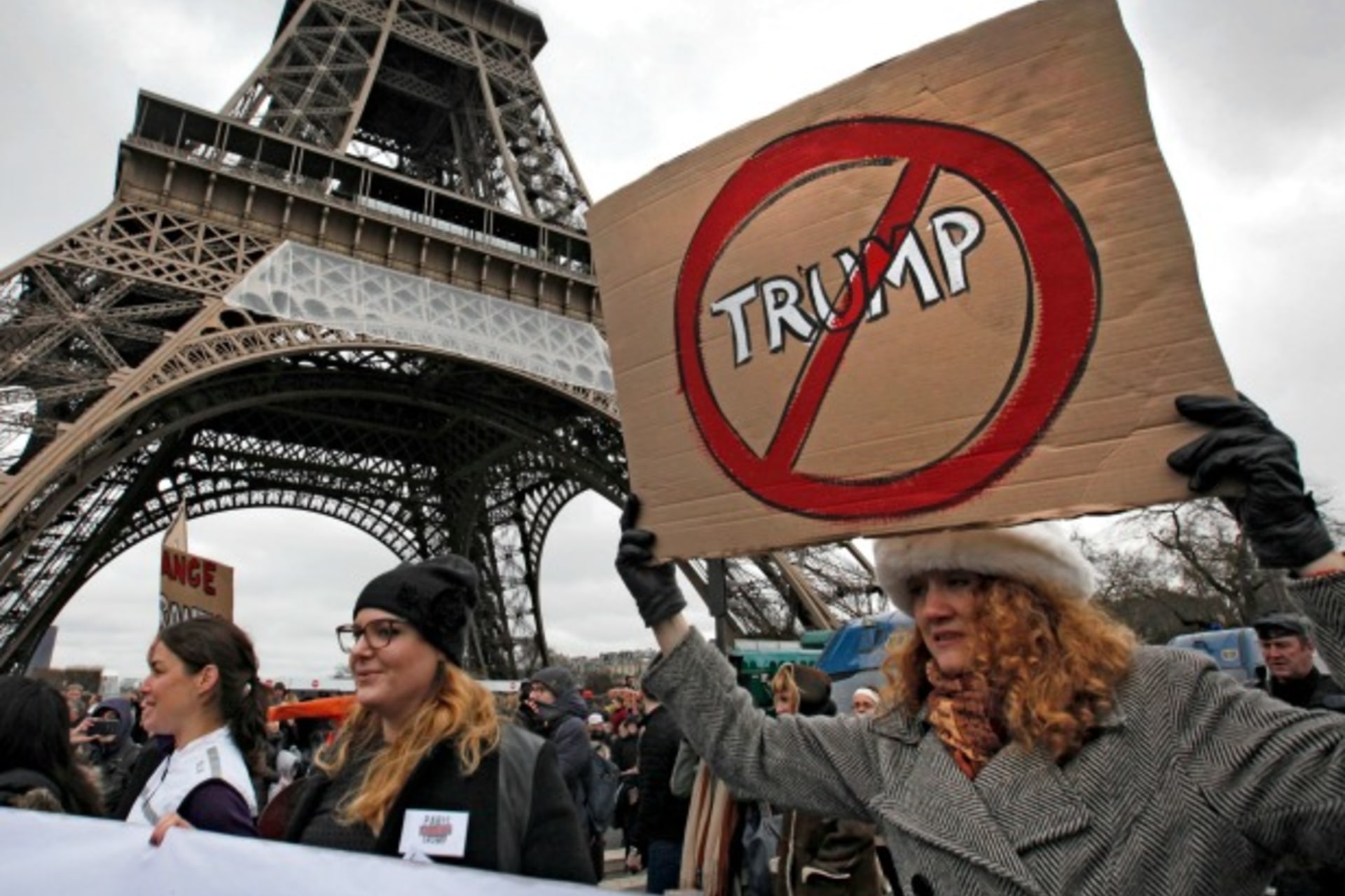 RTX2ZM3F-Trump-protest-paris.jpg
