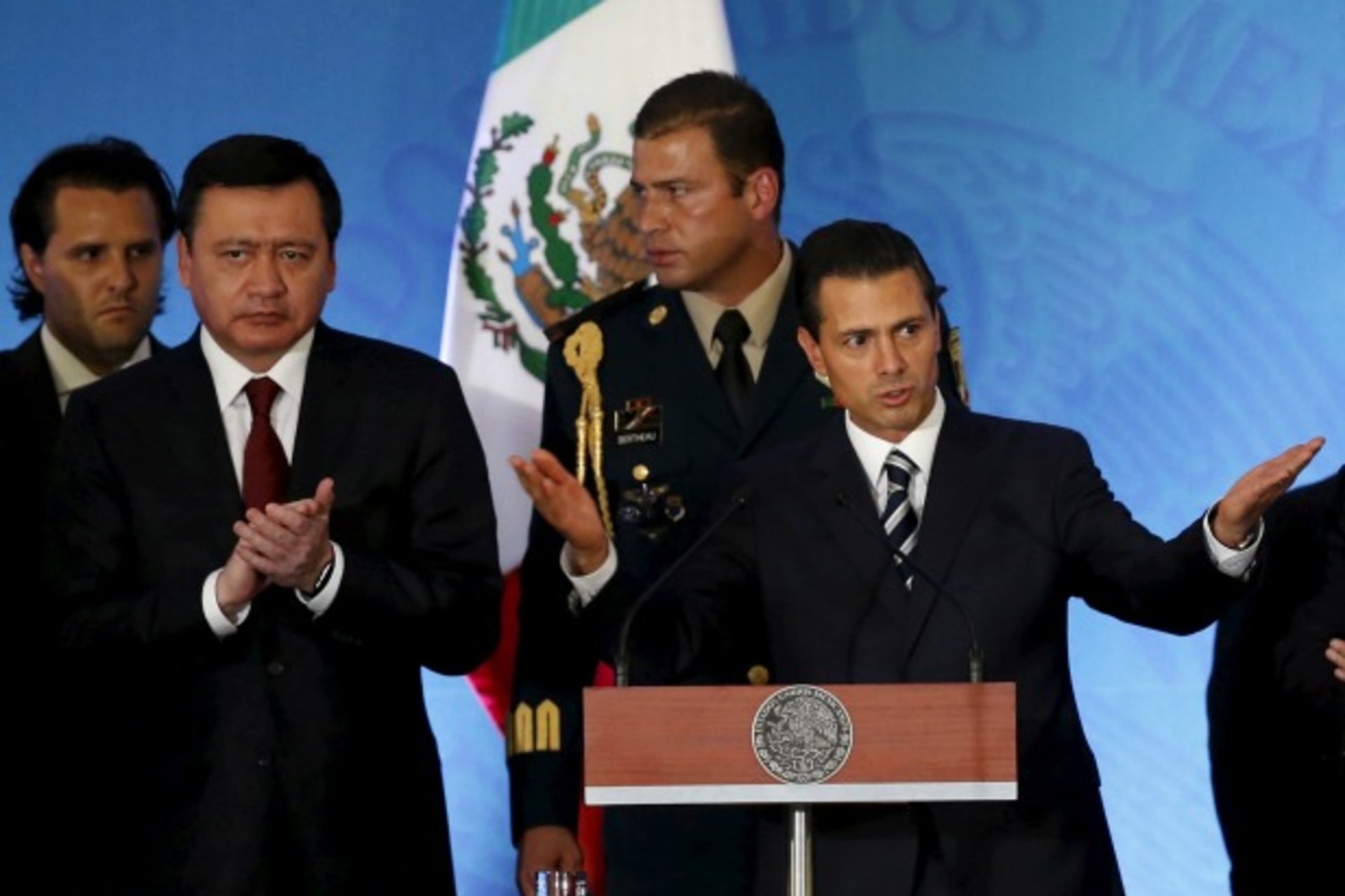 <p>Mexico’s President Enrique Pena Nieto (R) gestures as Mexico’s Interior Minister Miguel Angel Osorio Chong applauds during the…om public contractors, but opposition lawmakers poured scorn over the bid to lay the scandal to rest (Reuters/Edgard Garrido).</p>