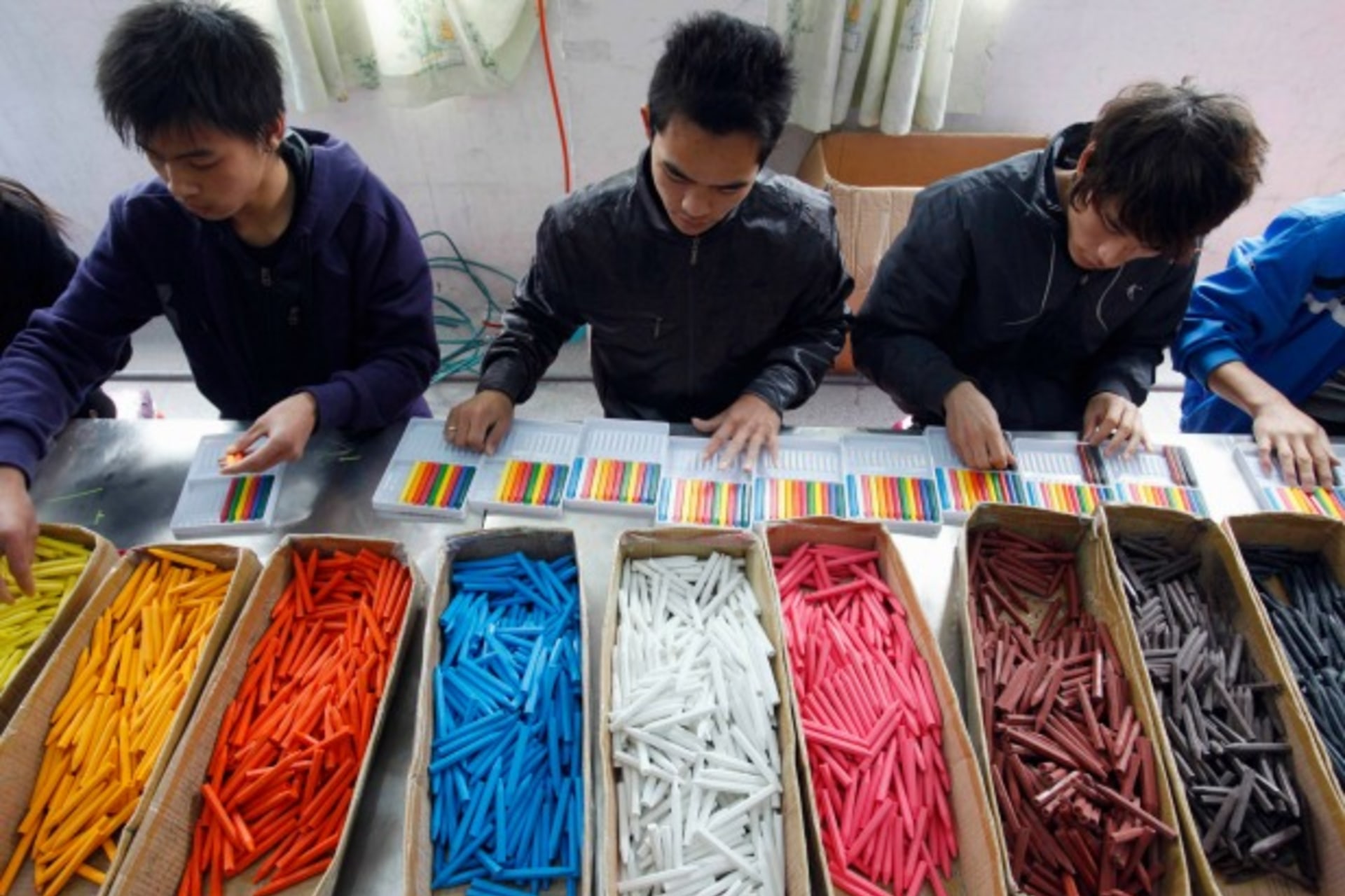 <p>Migrant workers categorize crayons at a toy factory in Dongguan, Guangdong province March 9, 2010. South China’s export strong… wages, but they are not as severe as reported by the media, provincial Communist Party boss Wang Yang said (Reuters/Joe Tan).</p>

