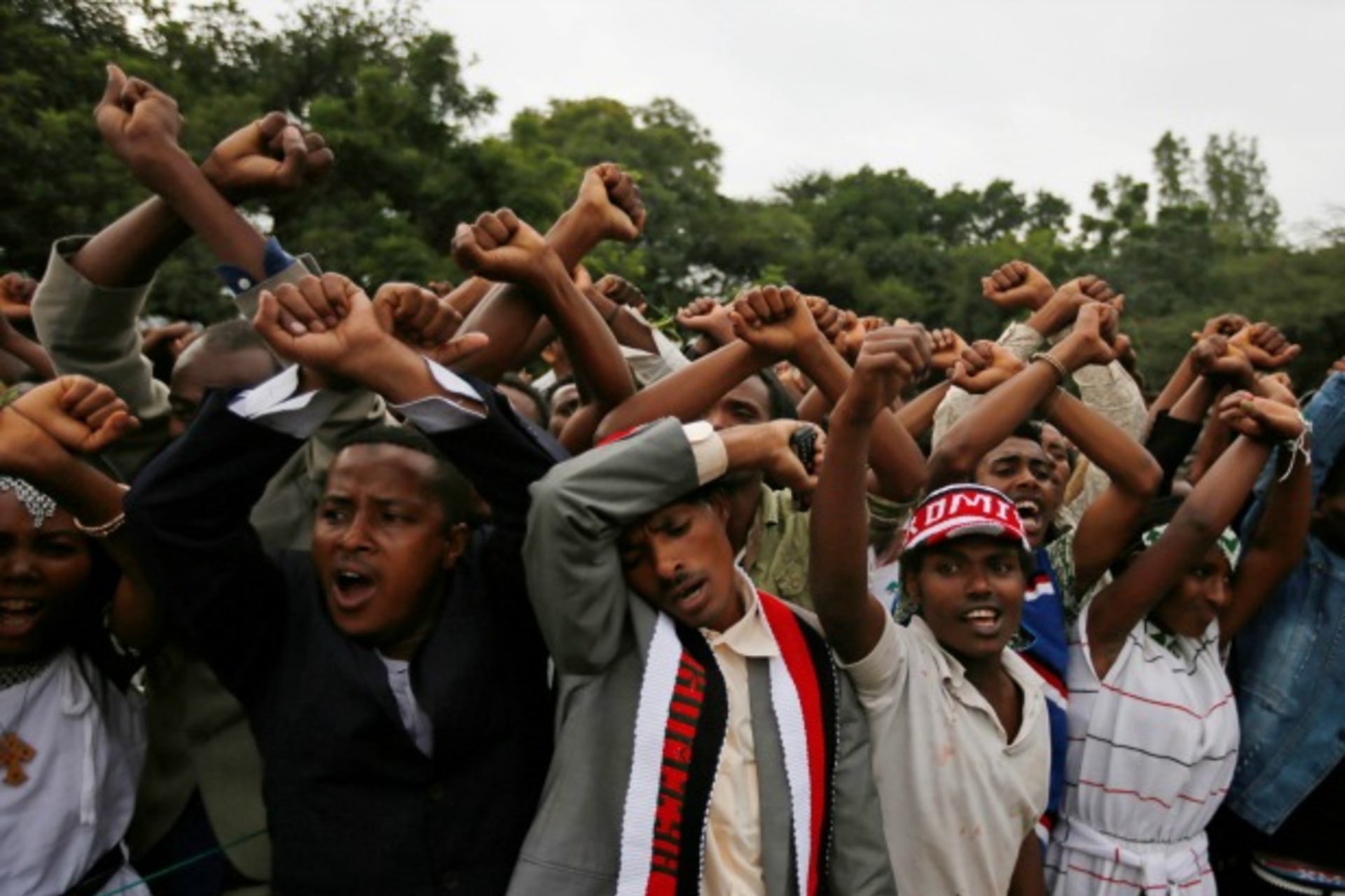 <p>Demonstrators chant slogans while flashing the Oromo protest gesture during Irreecha, the thanksgiving festival of the Oromo people, in Bishoftu town, Oromia region, Ethiopia, October 2, 2016 (Reuters/Tiksa Negeri).</p>