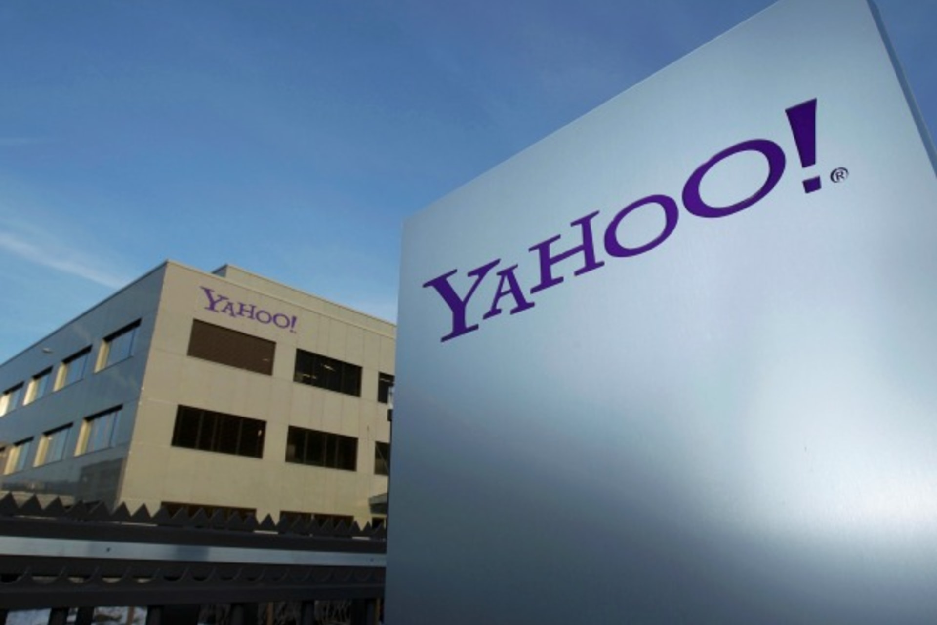 <p>A Yahoo logo is pictured in front of a building in Rolle, 30 km (19 miles) east of Geneva, December 12, 2012. (Denis Balibouse/Reuters)</p>
