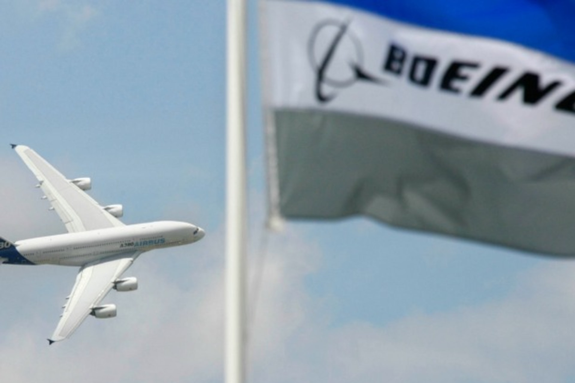 <p>An Airbus A380 performs during a flying display at the 47th Paris Air Show at Le Bourget airport near Paris, June 21, 2007 (Reuters/Pascal Rossigno).</p>