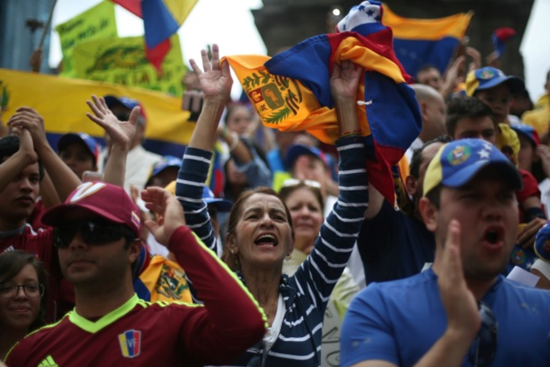 <p>Venezuelans living in Mexico take part in a protest to demand a referendum to remove Venezuela’s President Nicolas Maduro at Angel de la Independencia monument in Mexico City, Mexico, September 4, 2016 (Reuters/Edgard Garrido).</p>
