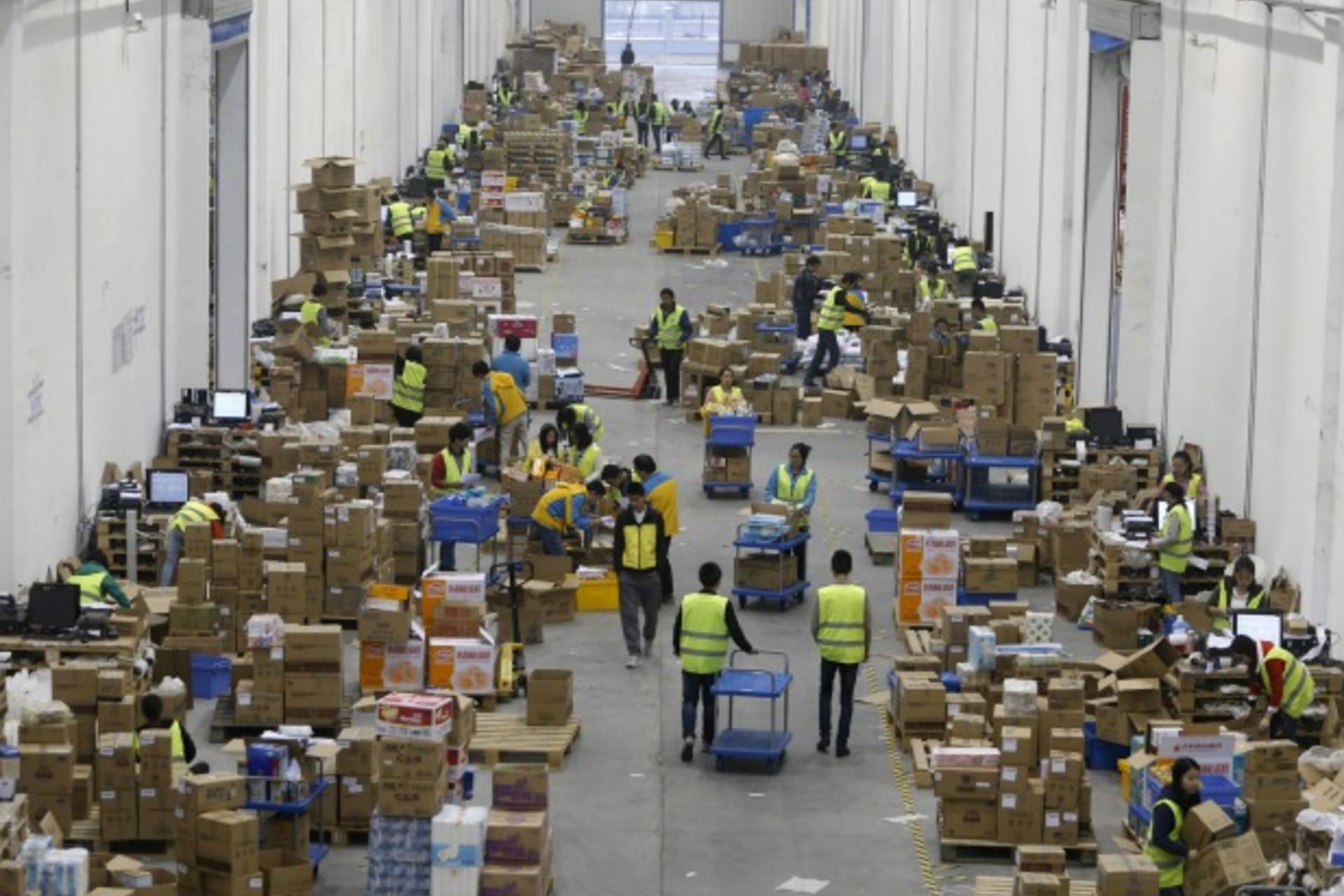 <p>Employees sort boxes and parcels at the logistic centre of a express delivery company, after the Singles Day online shopping festival, in Wuhan, Hubei province, China, November 12, 2015 (Reuters/Stringer).</p>