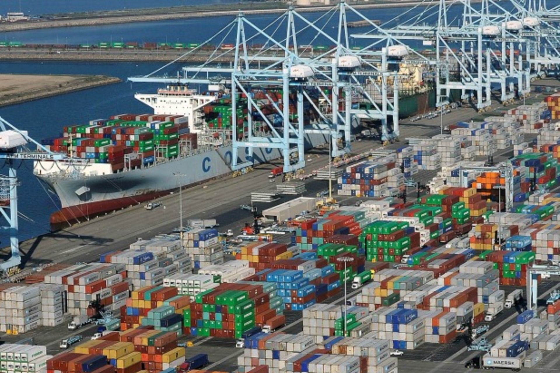 <p>Shipping containers sit at the ports of Los Angeles and Long Beach, California in this aerial photo taken February 6, 2015 (Reuters/Bob Riha, Jr.)</p>