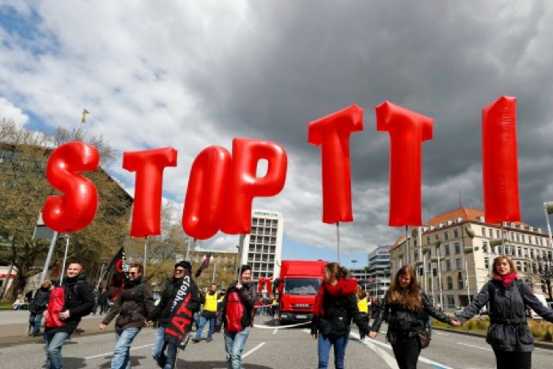<p>Protesters demonstrate against Transatlantic Trade and Investment Partnership (TTIP) free trade agreement ahead of U.S. President Barack Obama’s visit in Hannover, Germany April 23, 2016 (Reuters/Kai Pfaffenbach).</p>