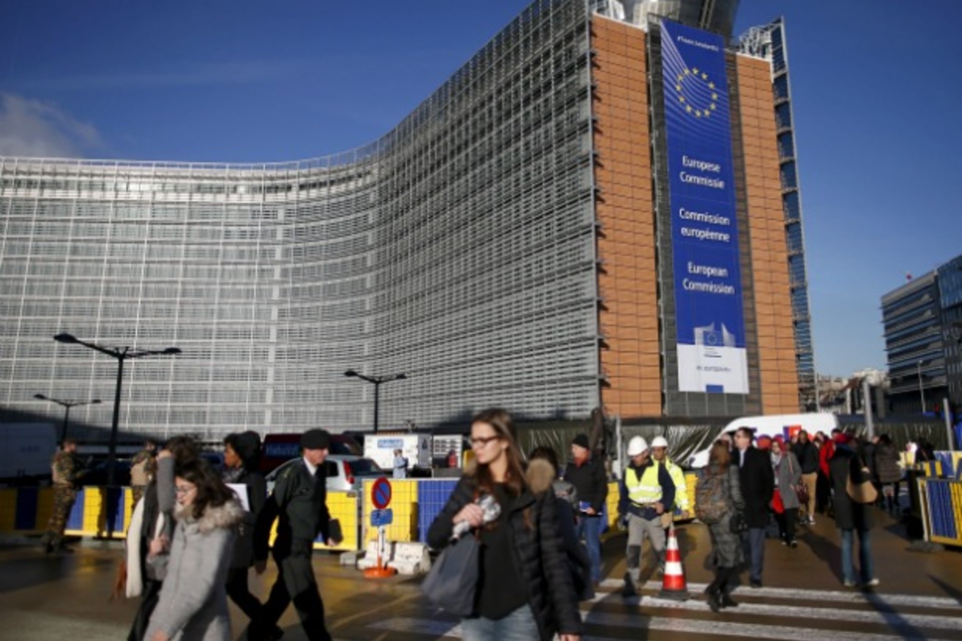 <p>People walk outside the European Commission headquarters in Belgium, November 26, 2015. (Benoit Tessier/Reuters)</p>
