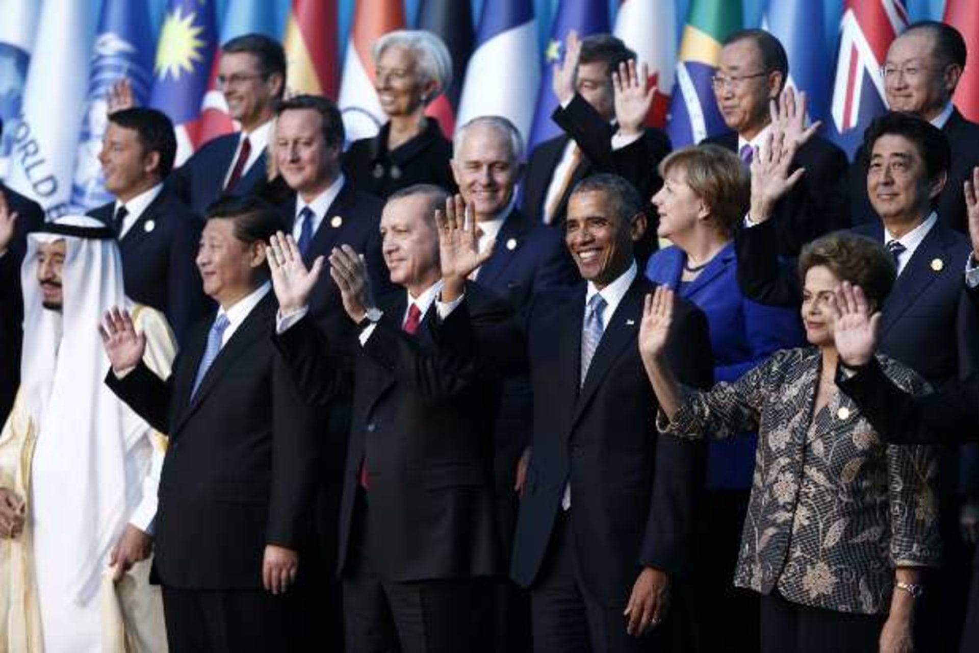 <p>Members of the Group of 20 (G20) wave during the traditional family photo at the G20 leaders summit in the Mediterranean resort city of Antalya, Turkey, November 15, 2015. (Reuters/Aykut Unlupinar)</p>
