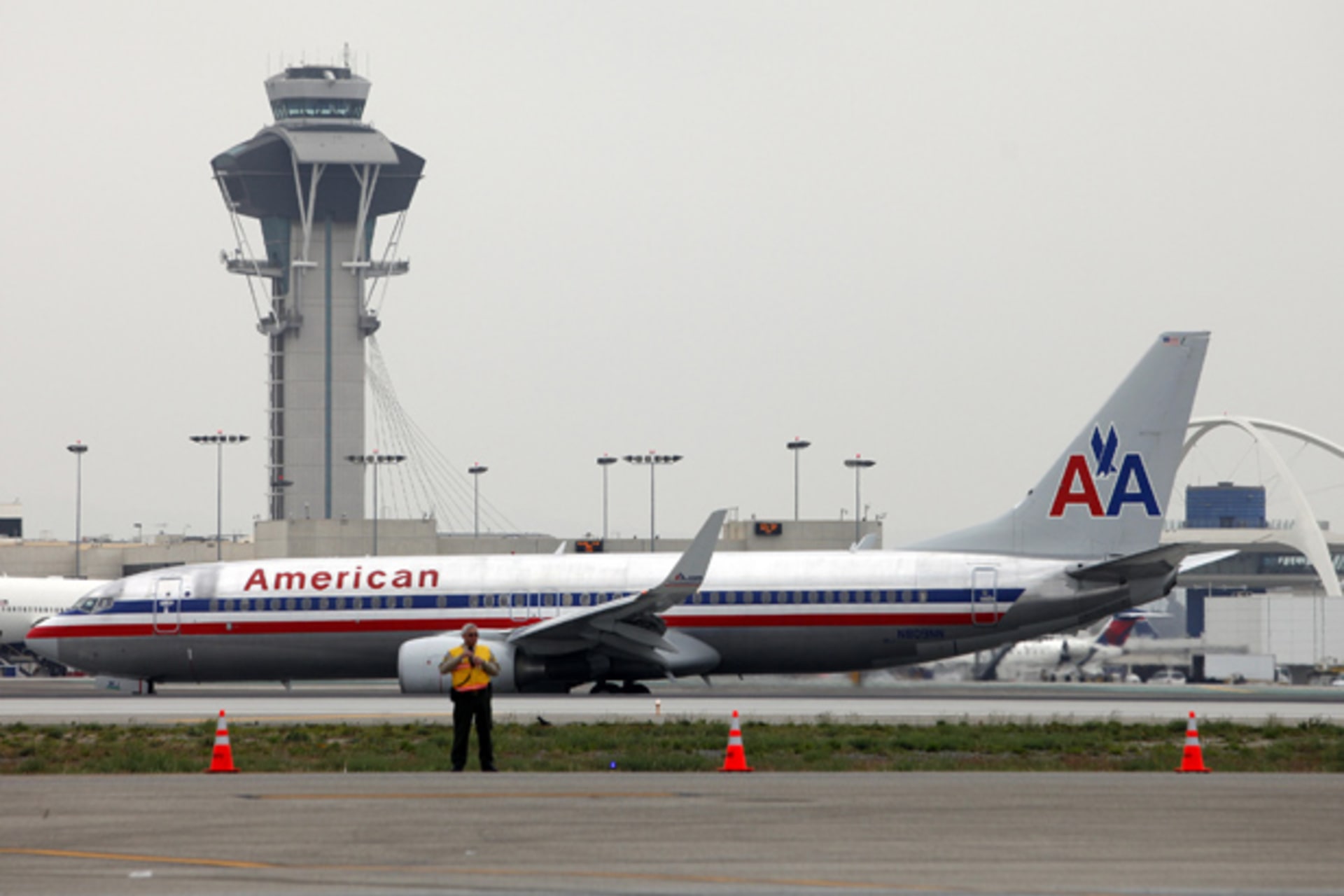 <p>An American Airlines jet passes the air traffic control tower on the runway at Los Angeles International Airport (LAX), California (Patrick T. Fallon/Courtesy Reuters).</p>
