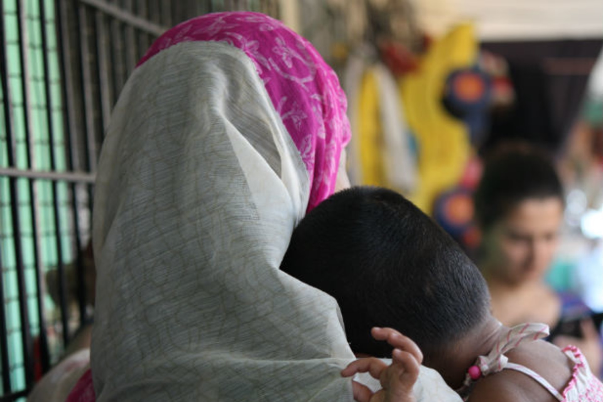 <p>A mother and her daughter in the Natwar Parikh Nagar Slum Resettlement Township Govandi in Mumbai (Courtesy Hagit Bachrach).</p>
