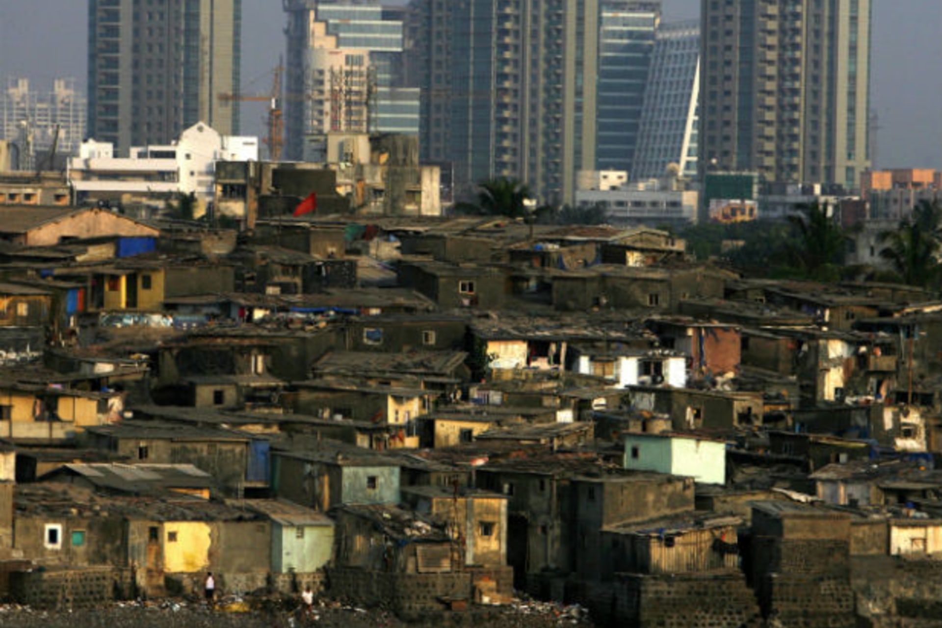 <p>High rise buildings are seen behind a slum in Mumbai on April 28, 2009 (Arko Datta/Courtesy Reuters).</p>

