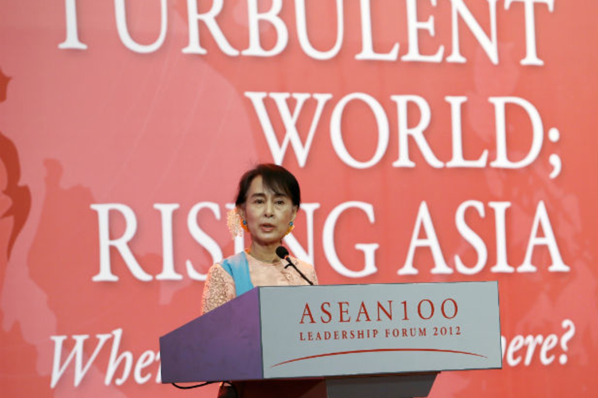 <p>Myanmar pro-democracy leader Aung San Suu Kyi gives a speech at the ASEAN 100 Leadership Forum 2012 at Sedona Hotel in Yangon on December 6, 2012 (Courtesy Reuters).</p>
