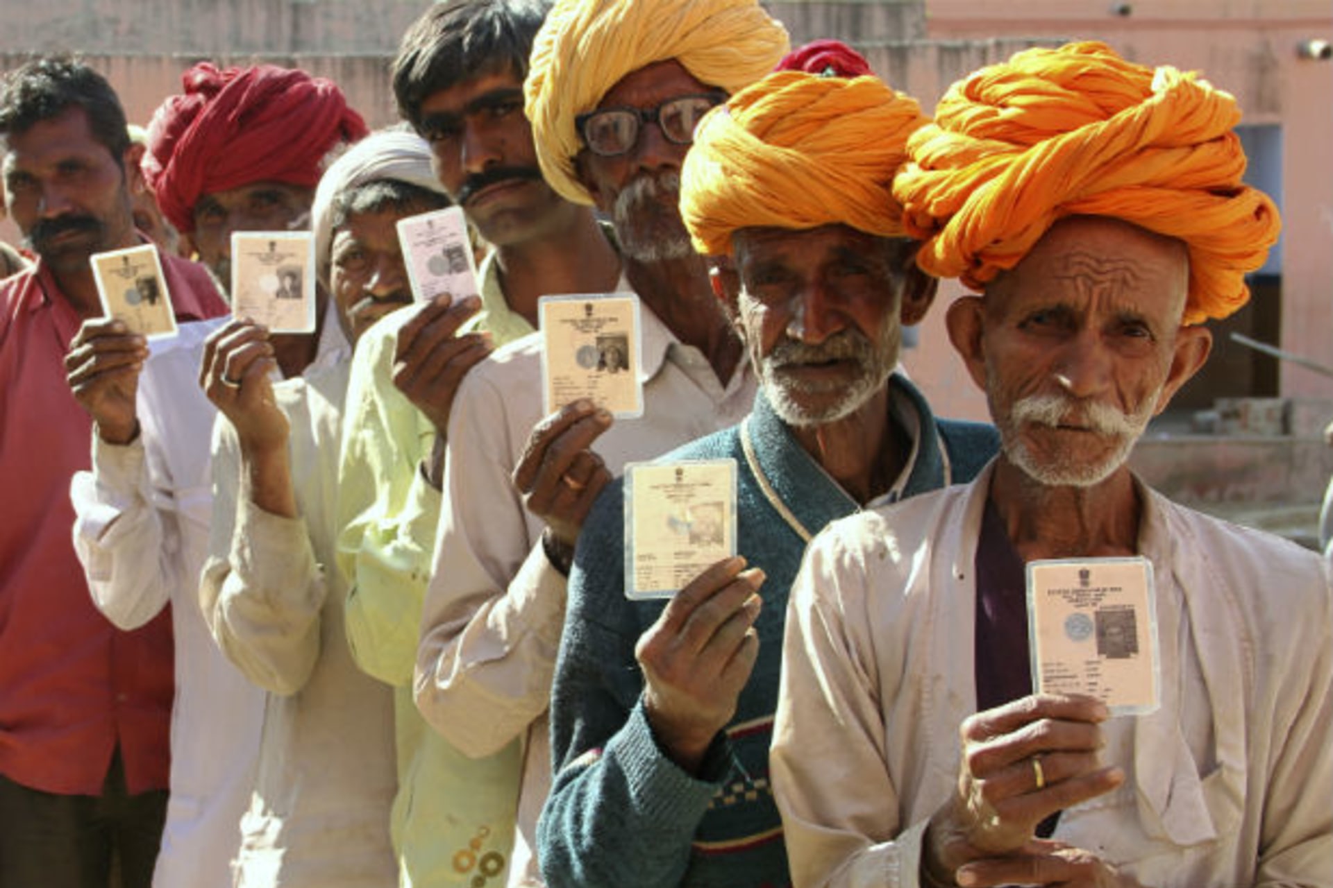 <p>illagers pose with their identity cards as they stand in line to open a bank account at a camp organised by a private bank in a village at Ajmer in the desert Indian state of Rajasthan on January 10, 2013 (Courtesy Reuters).</p>