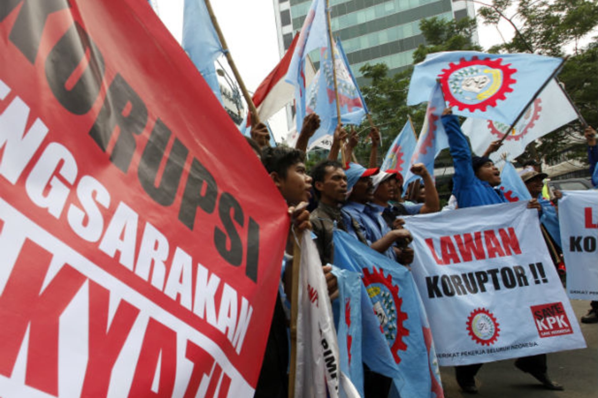 <p>Protesters shout slogans during a rally to support the Corruption Eradication Commission (KPK) outside the KPK office in Jakarta on October 8, 2012 (Enny Nuraheni/Courtesy Reuters).</p>