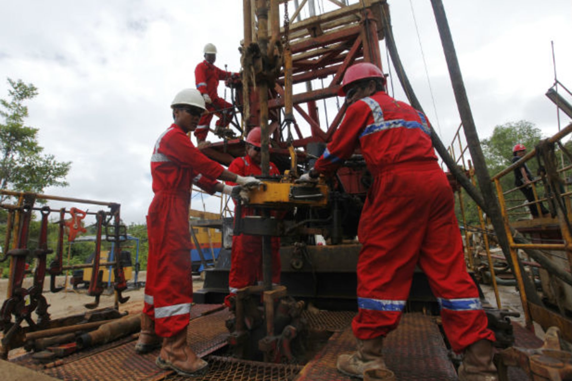 <p>PT Pertamina workers repair an old oil well for reactivation in Tarakan, Indonesia’s East Kalimantan province, on February 9, 2011 (Beawiharta Beawiharta/Courtesy Reuters).</p>