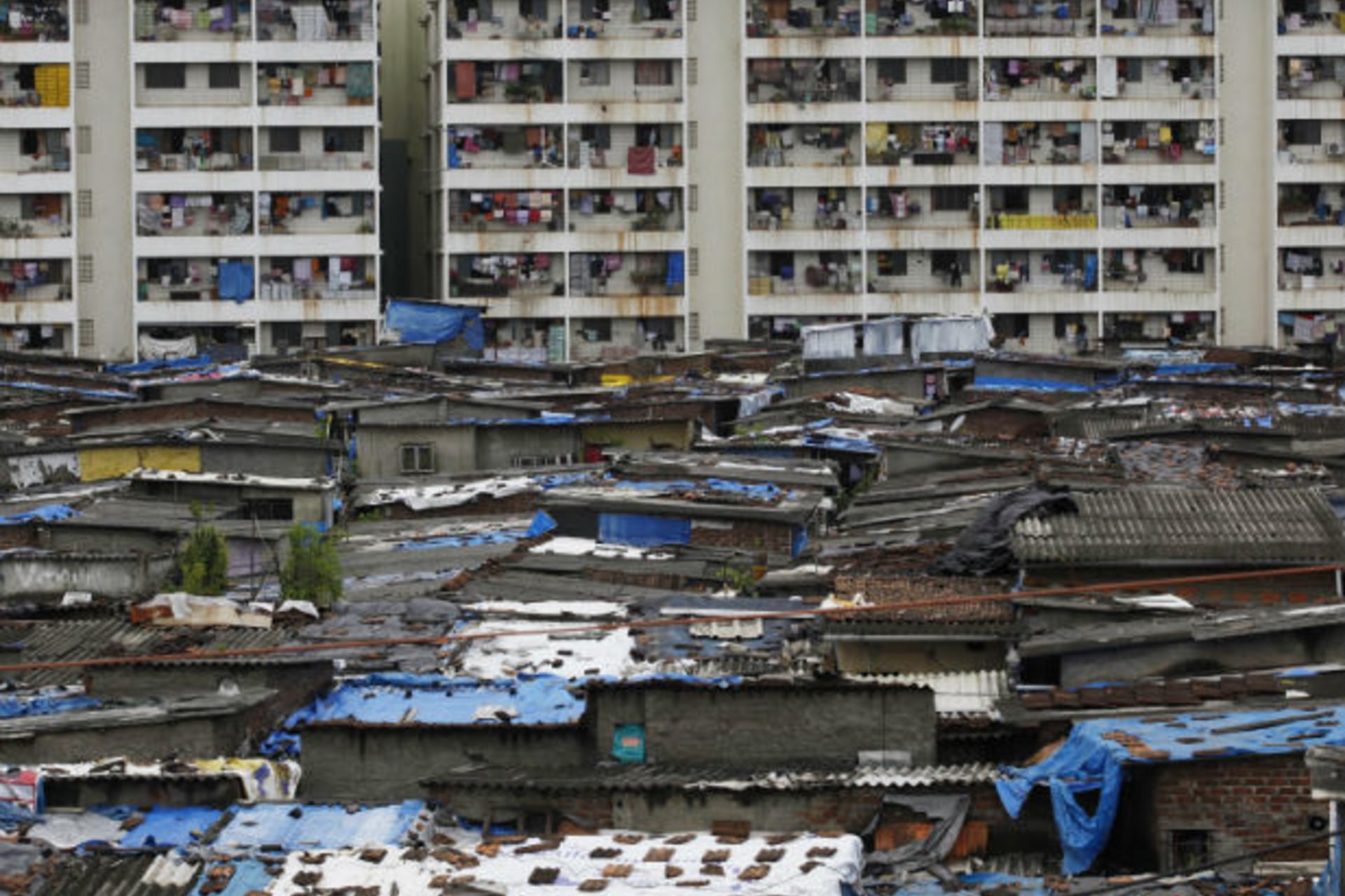 <p>High rise residential buildings are seen behind a slum in Mumbai on July 20, 2010 (Danish Siddiqui/Courtesy Reuters.</p>
