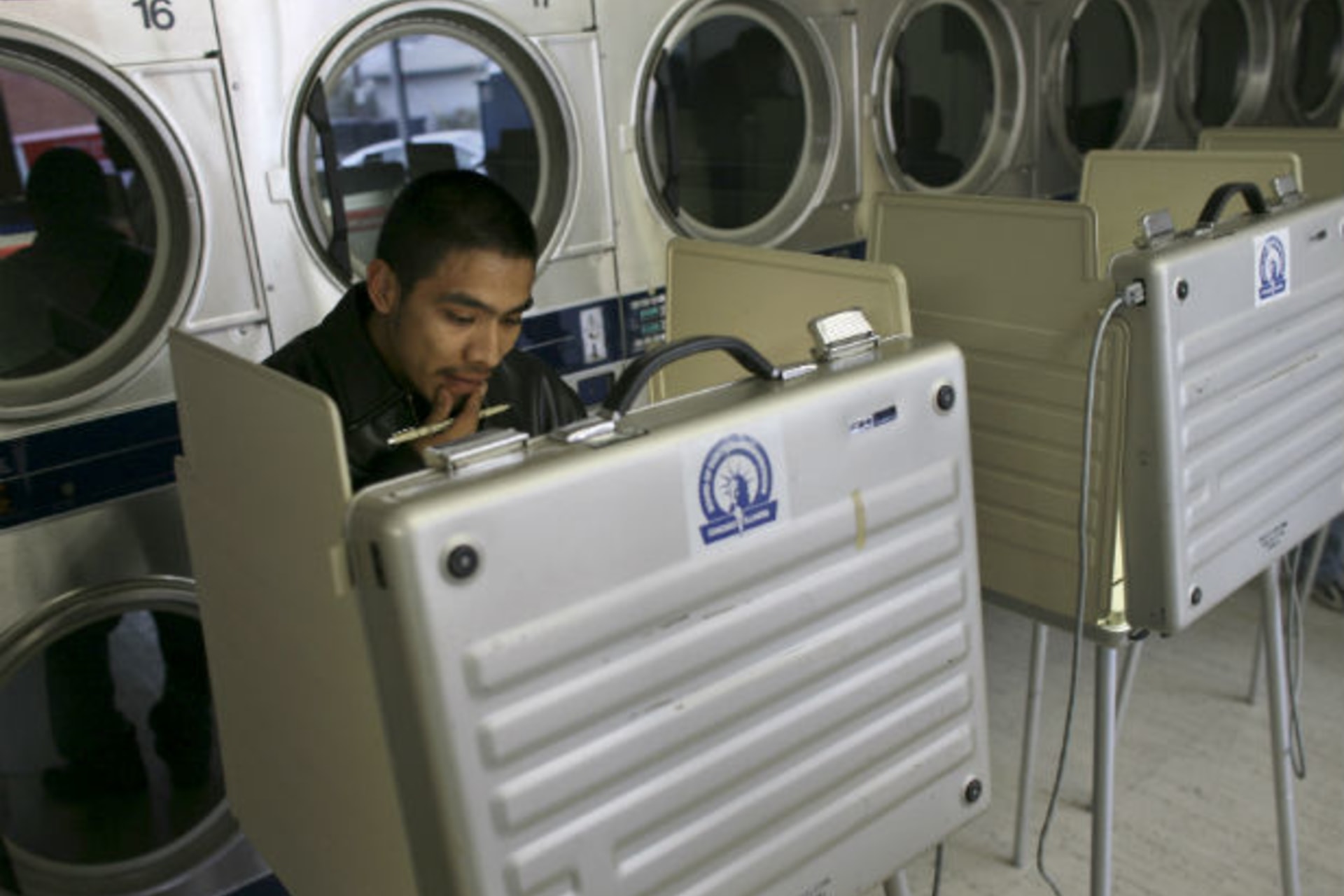 <p>Alberto Rebolldo casts his ballot in the midterm elections at Harts Coin Laundry in Chicago (John Gress/Courtesy Reuters).</p>
