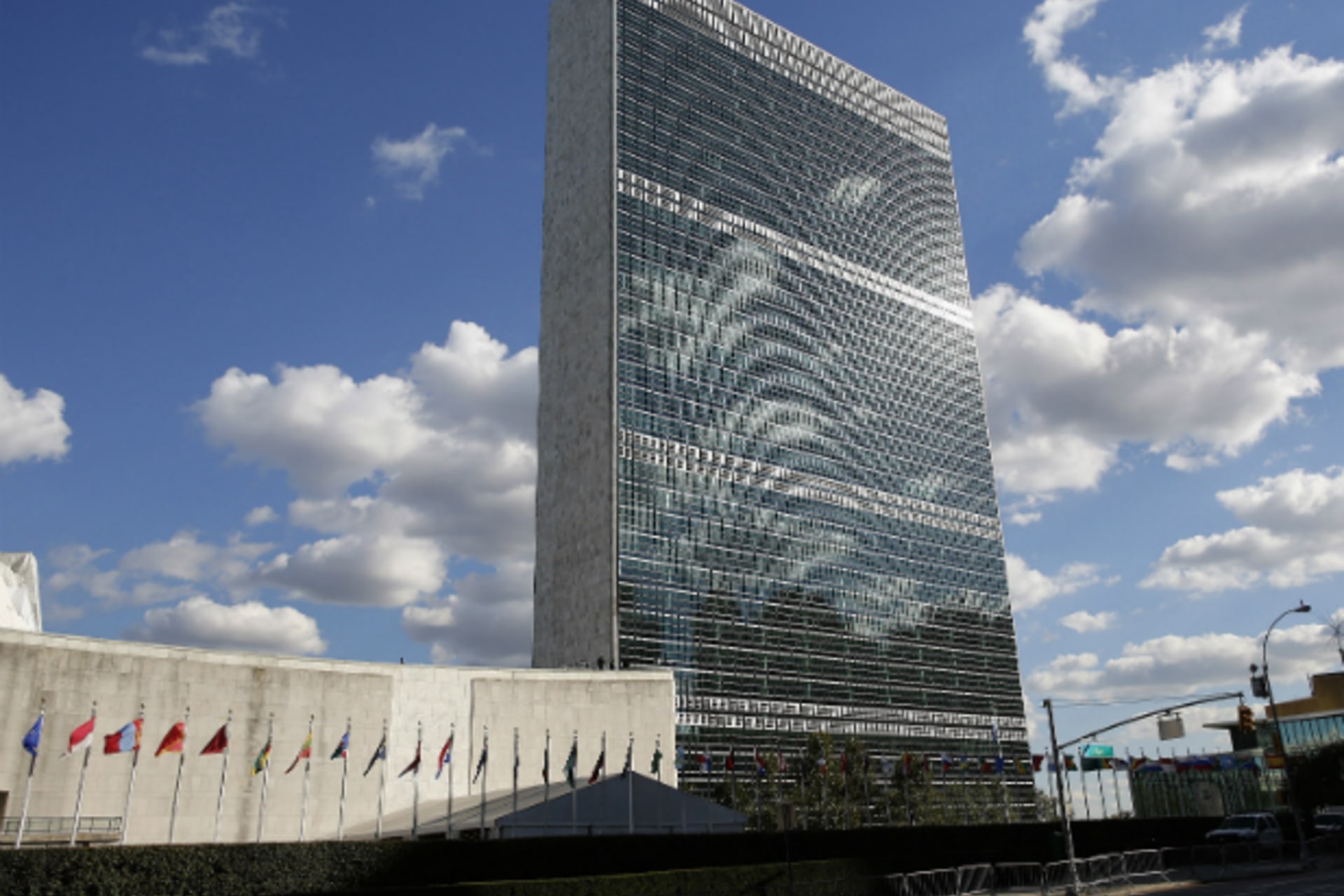 <p>Clouds are reflected off the Secretariat Building (C) of the UN headquarters during the 67th United Nations General Assembly, in New York, September 24, 2012. (Courtesy REUTERS/Chip East)</p>
