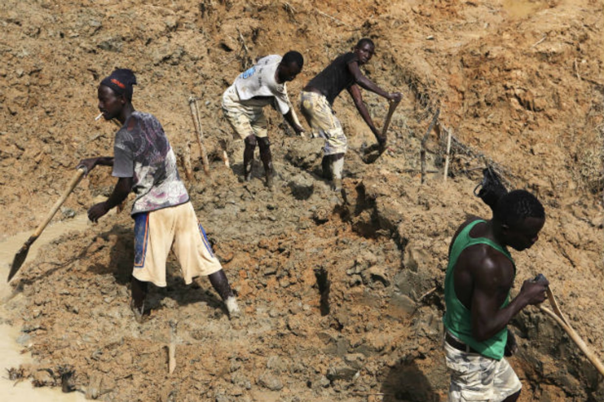 Sierra-Leone-diamond-mine-Africa-natural-resource-curse-conflict-development-poverty2