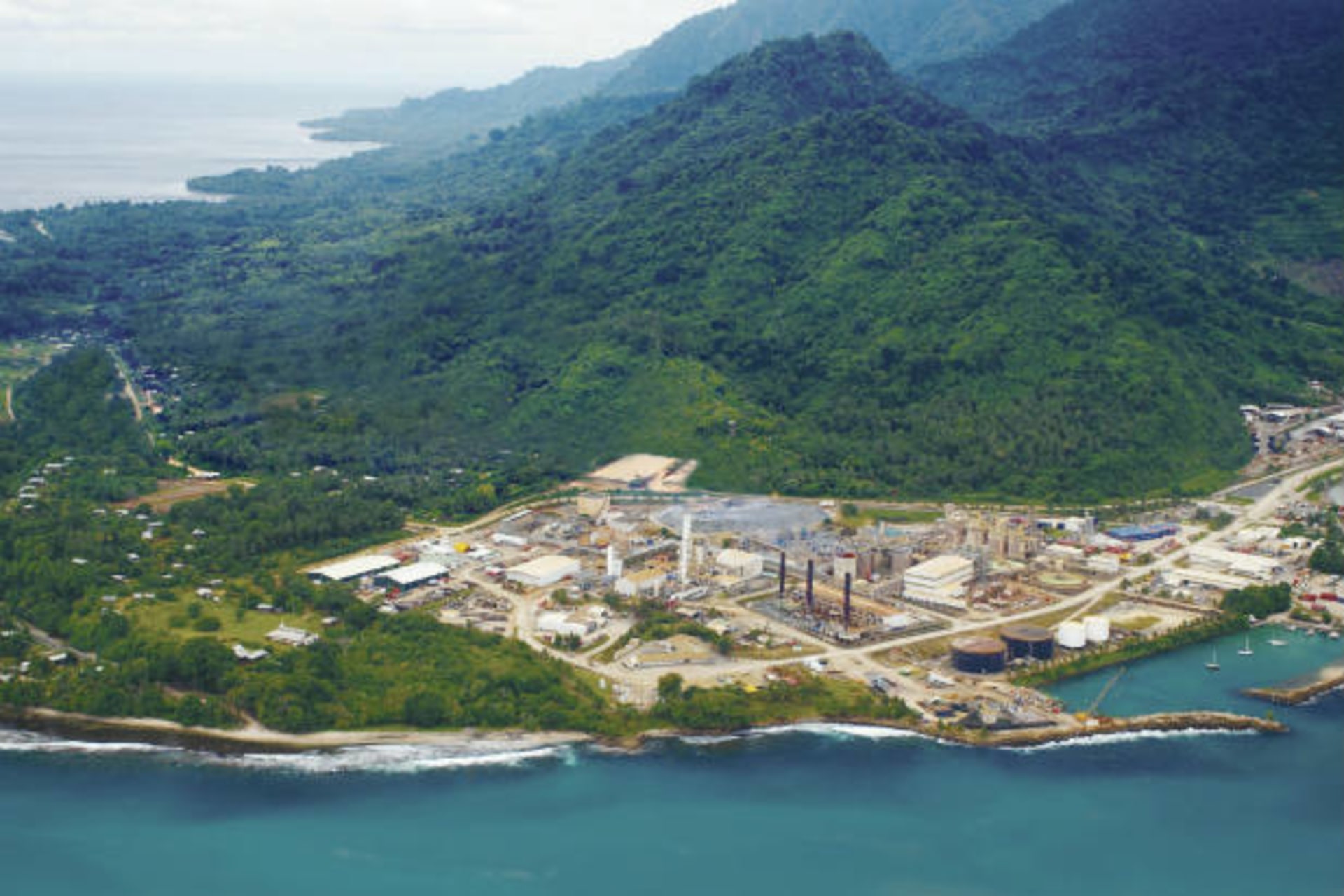 <p>The process plant of a gold mine on Lihir Island, Papua New Guinea (Courtesy Reuters).</p>
