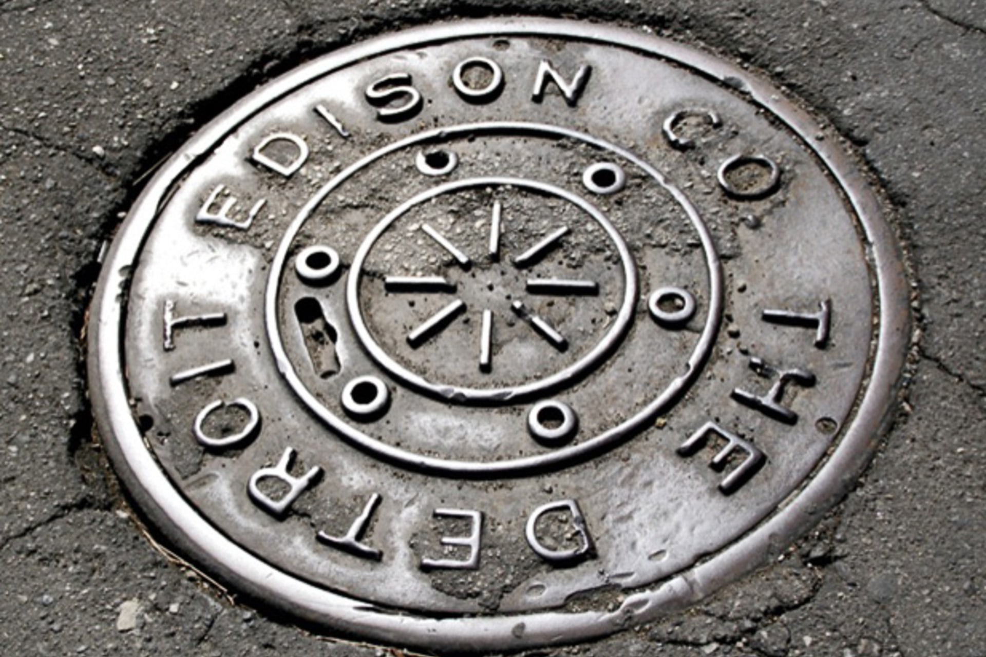 <p>Street cover in downtown Detroit. March 11, 2007 (Courtesy Flickr / Terry Long)</p>
