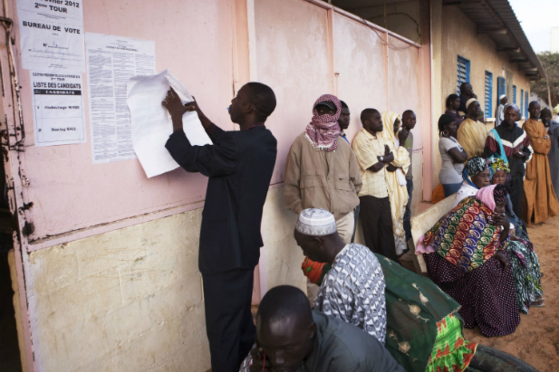 <p>Senegalese people wait for a polling station to open in the second round of the presidential polls, in the capital Dakar March 25, 2012. (Courtesy REUTERS/Finbarr O’Reilly)</p>