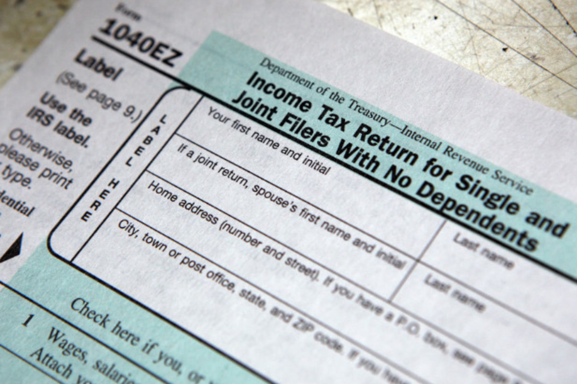 <p>U.S. 1040EZ Individual Income Tax form at the main Post Office in New York (Chip East/Courtesy Reuters)</p>
