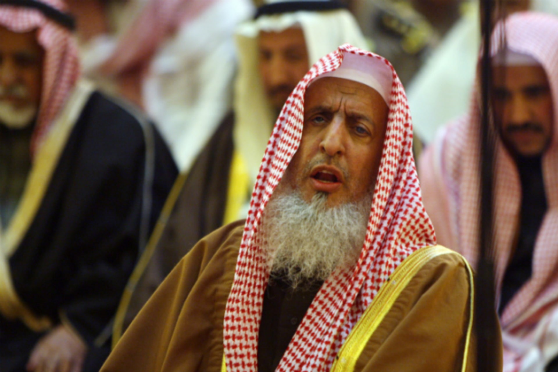 <p>Sheikh Abdul Aziz Al-Asheikh, the Kingdom’s grand mufti, prays during the funeral of the Saudi woman and her daughter who were killed in Chad, at the Grand Mosque in Riyadh February 6, 2008 (Courtesy REUTERS/Ali Jarekji).</p>
