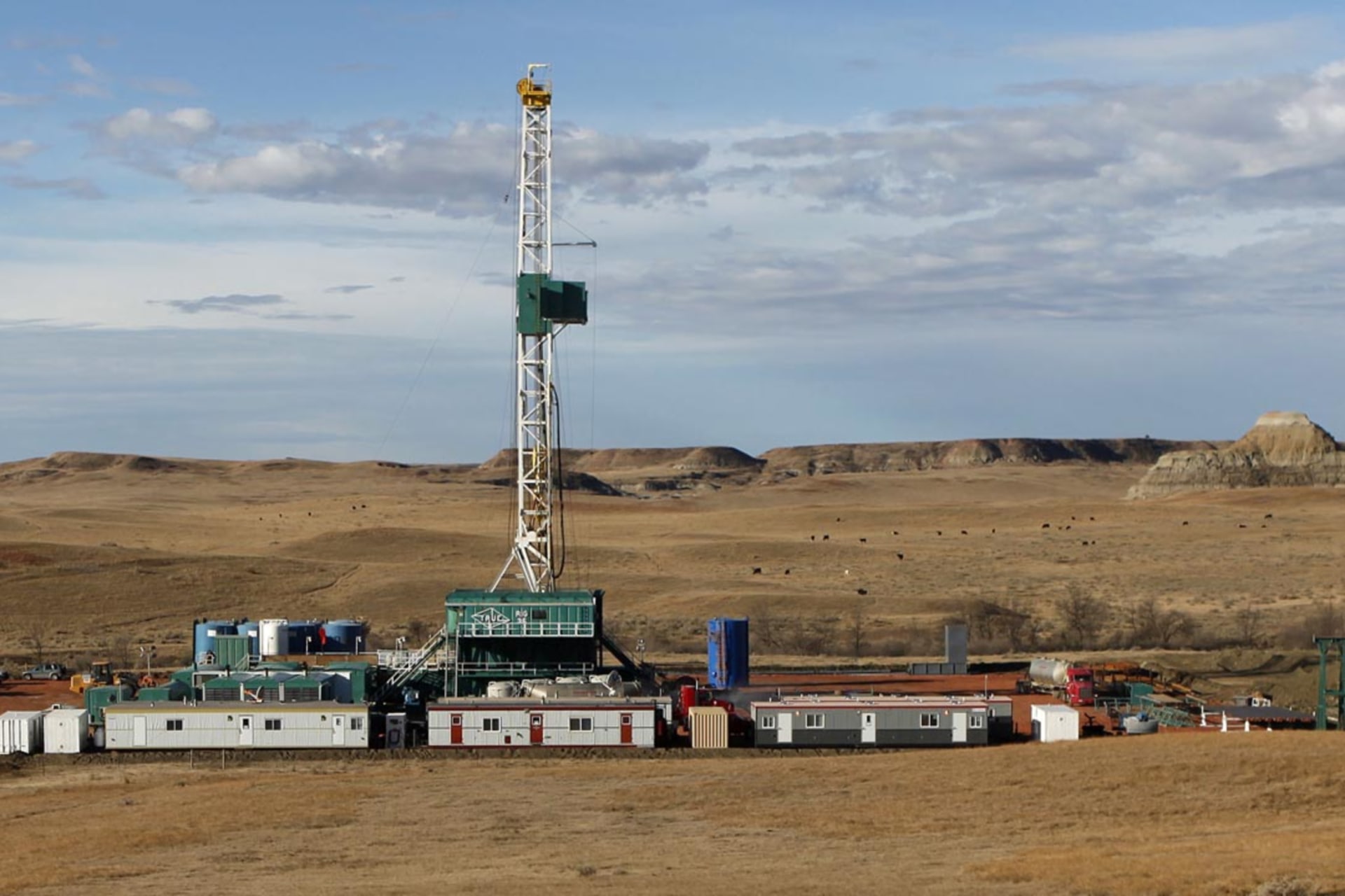 <p>An oil drilling rig outside Watford, North Dakota.</p>
