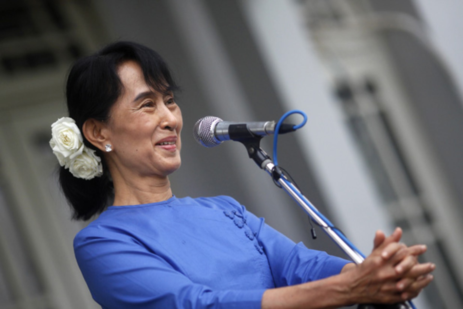 <p>Myanmar’s pro-democracy leader Aung San Suu Kyi talks during a news conference after her meeting with U.N. Special Rapporteur Tomas Ojea Quintana at her home in Yangon February 3, 2012.</p>

