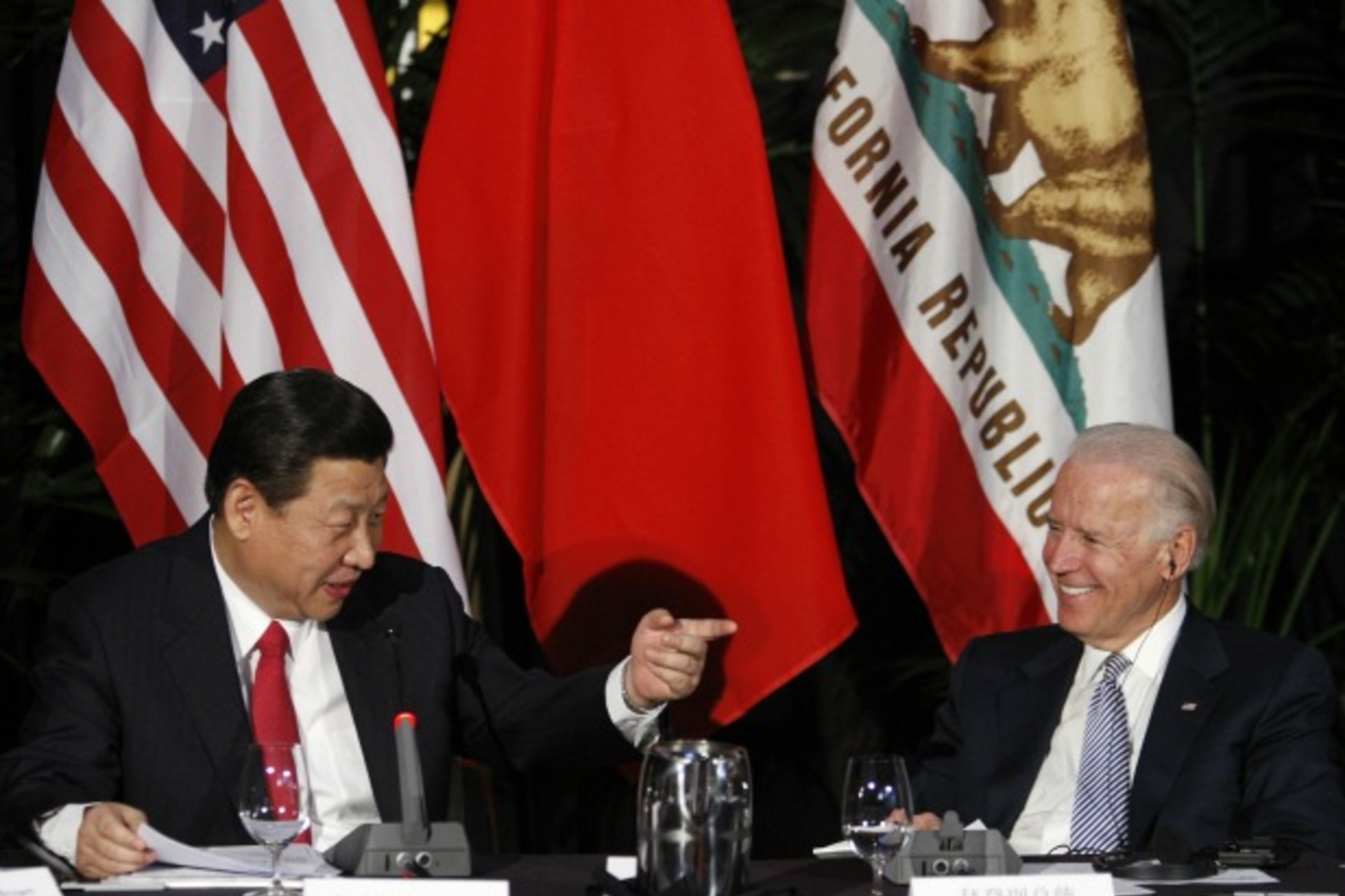 <p>Chinese Vice President Xi Jinping and U.S. Vice President Joe Biden address a meeting with governors and Chinese provincial officials in Los Angeles on February 18, 2012.</p>
