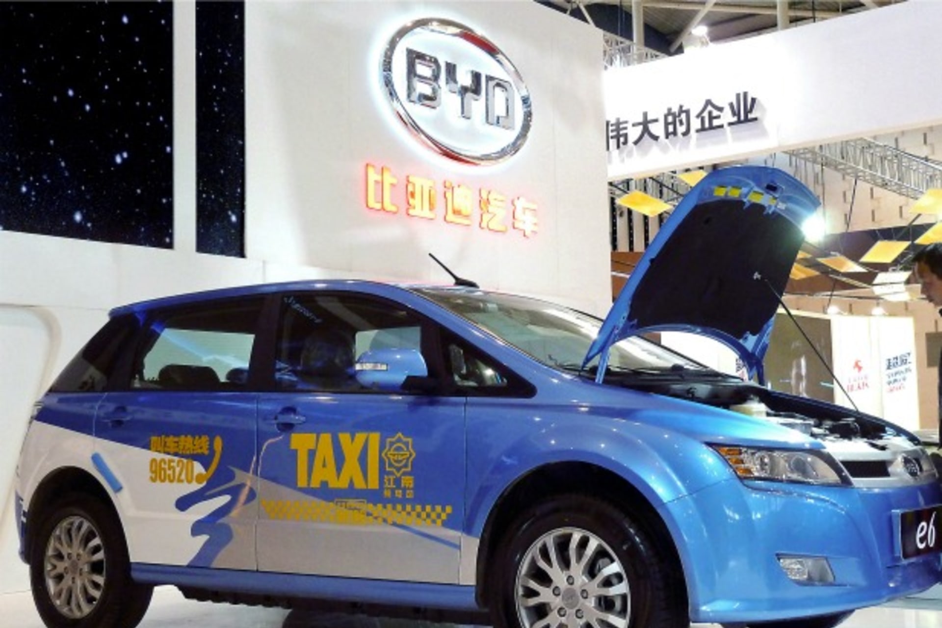 <p>A visitor looks at BYD E6 electric car on display at the New Energy Auto Expo in Nanjing, Jiangsu province March 22, 2014. Thr… in January demonstrated the importance of green cars by visiting a factory of BYD Co Ltd , maker of the e6 pure electric car.</p>
