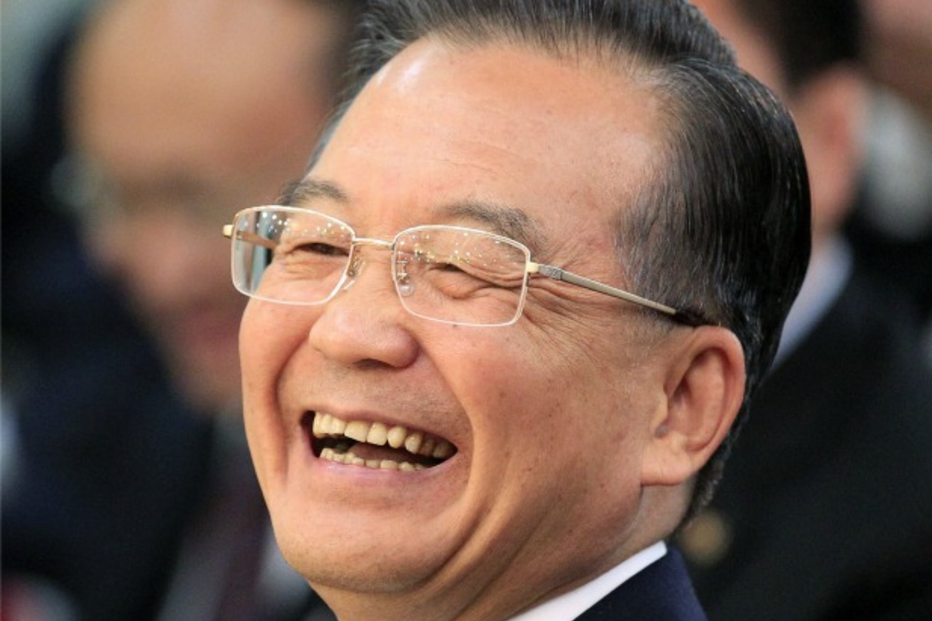 <p>Chinese Premier Wen Jiabao smiles as he watches a performance given by students during his visit to the Chinese Culture Center in Seoul on May 29, 2010.</p>
