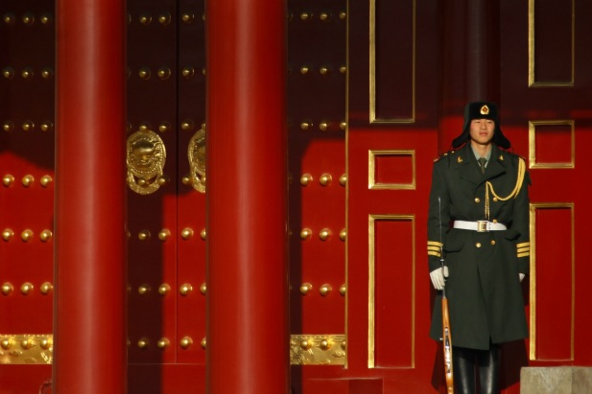 <p>A paramilitary policeman stands guard at the Xinhua Gate of the Zhongnanhai leadership compound in Central Beijing on December 27, 2010.</p>
