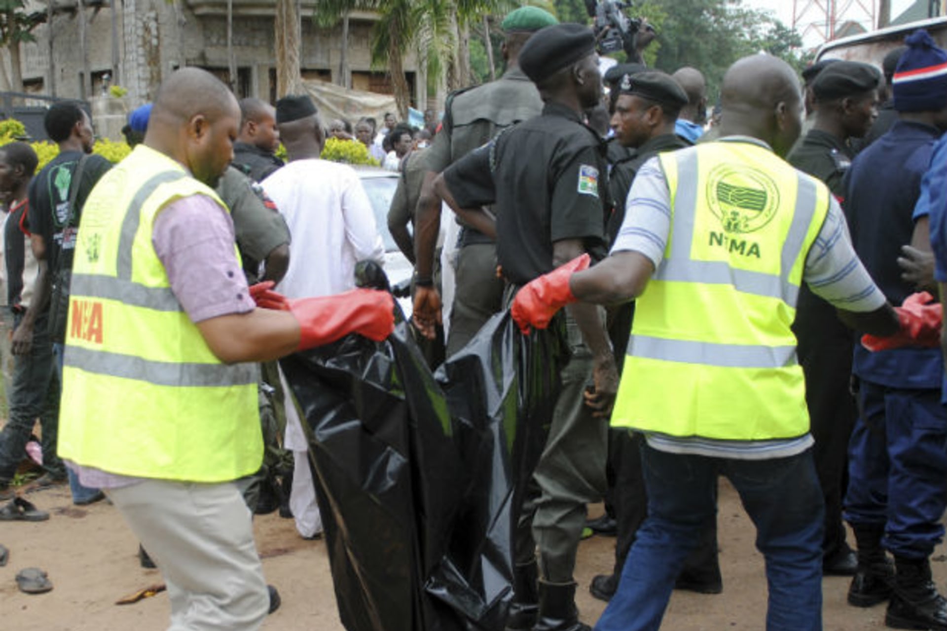National Emergency Management Agency (NEMA) staff carry a body bag at the scene of a bombing at Alkali Road in Kaduna, July 23, 2014. (Stringer/Courtesy Reuters)