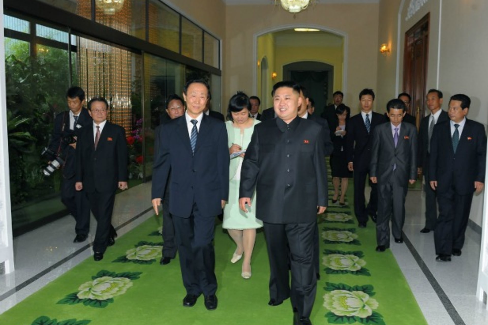 <p>North Korean leader Kim Jong-Un (R) and Wang Jiarui, the head of the International Liaison Department of China’s Communist Party, walk together for their meeting in Pyongyang on August 2, 2012.</p>

