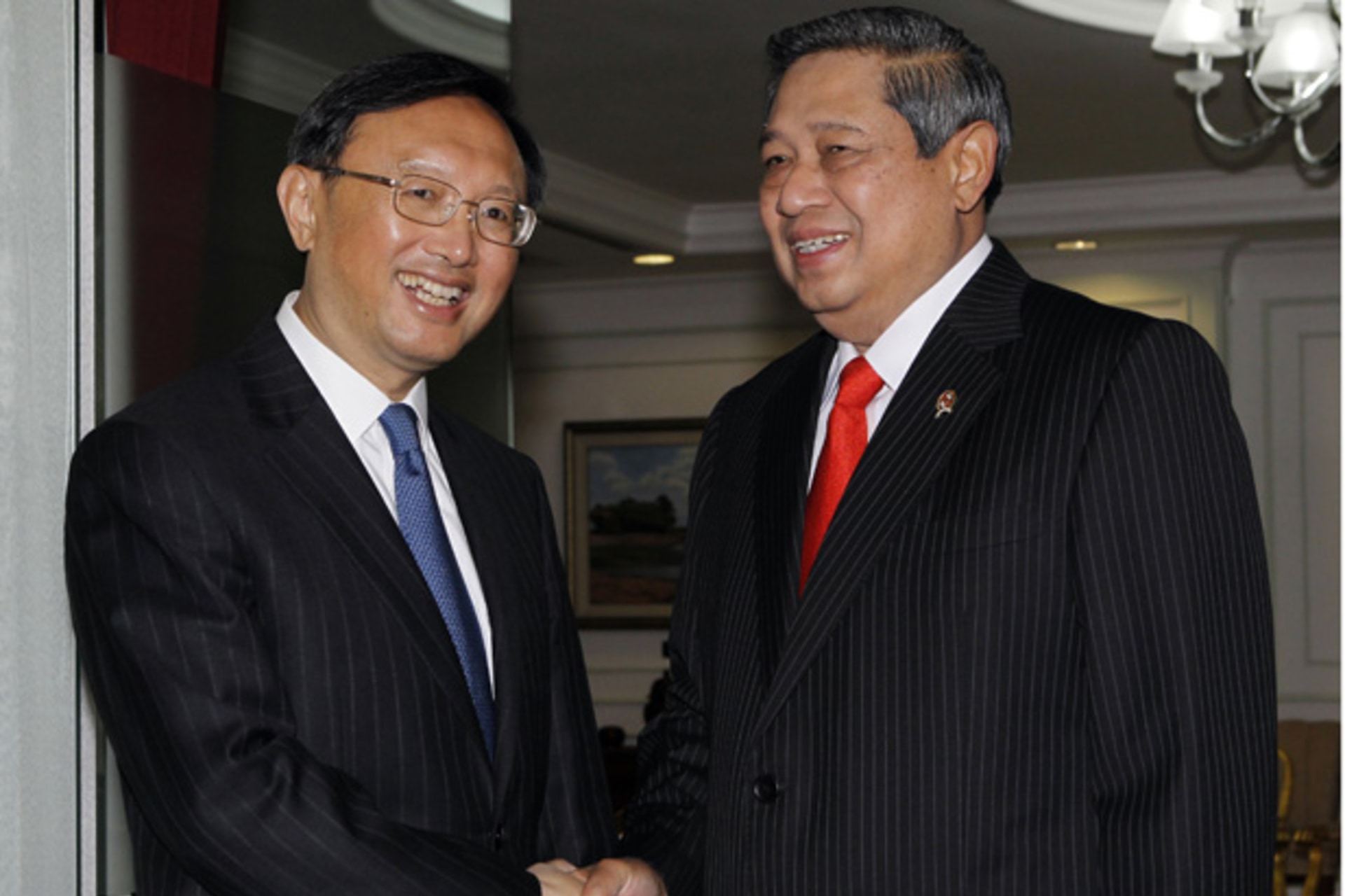 <p>China’s Foreign Minister Yang Jiechi (L) is greeted by Indonesian president Susilo Bambang Yudhoyono for a meeting at the presidential office in Jakarta August 10, 2012.</p>
