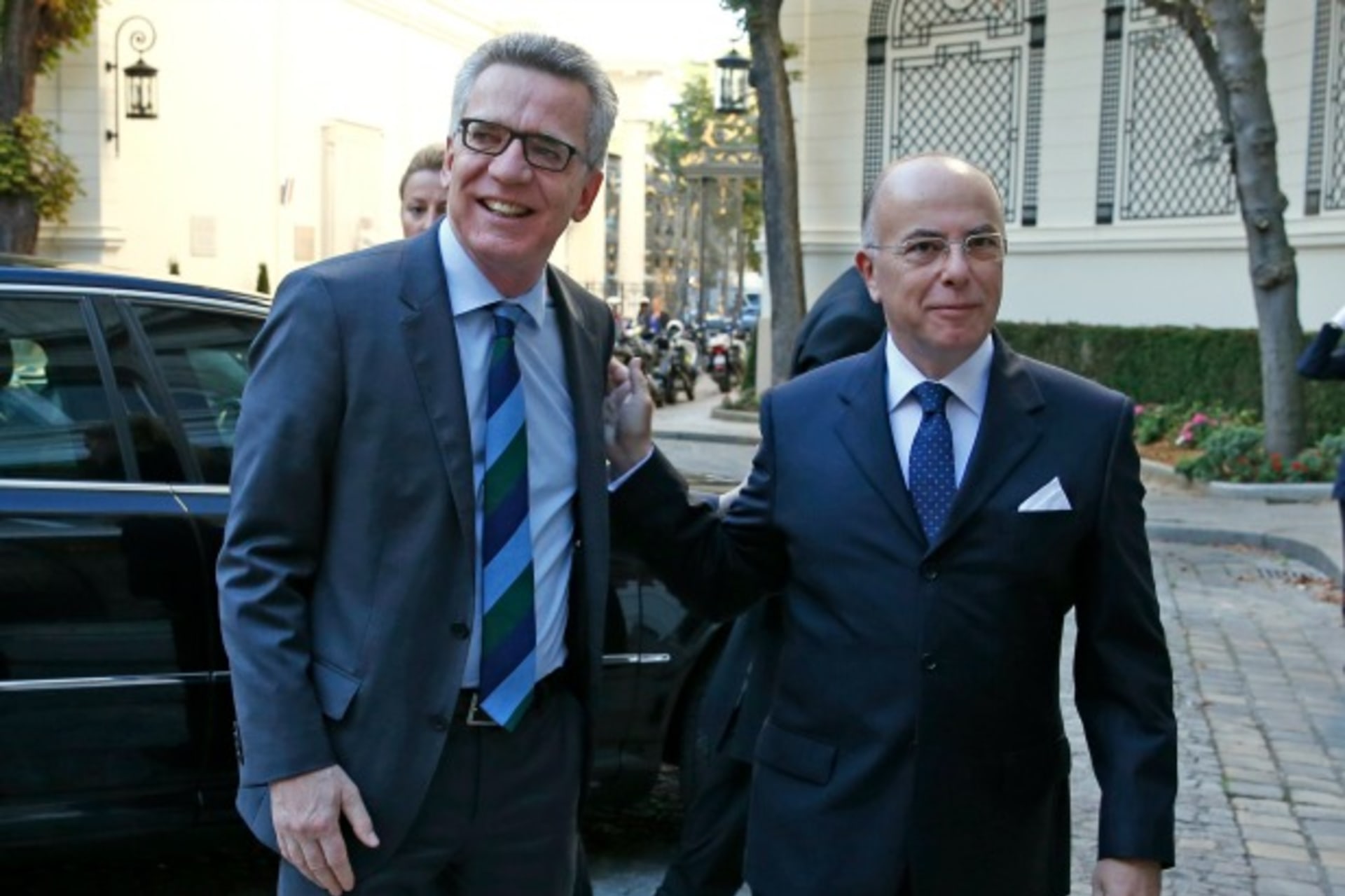 <p>French Interior Minister Bernard Cazeneuve (R) greets his German counterpart Thomas de Maiziere in Paris, France, August 23, 2016. (Pascal Rossignol/Reuters)</p>