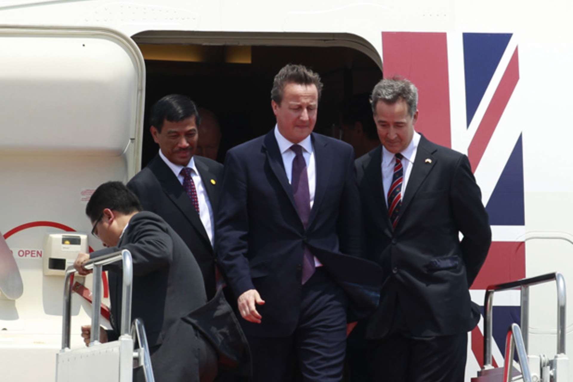 <p>British prime minister David Cameron walks beside British Ambassador to Indonesia Mark Canning upon his arrival in Jakarta, April 11, 2012.</p>