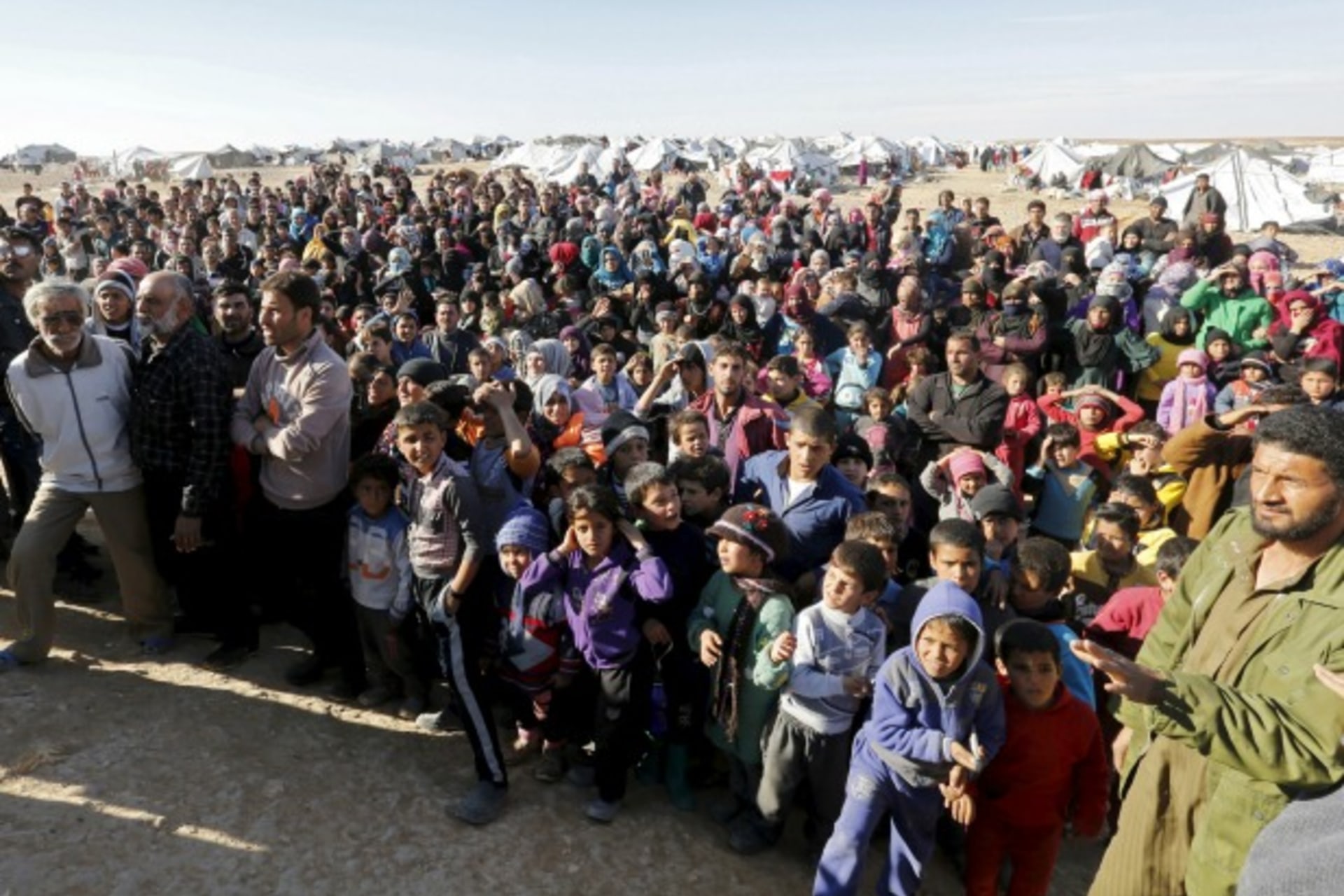 RTX22FG3_refugee crowd_Muhammad Hamed