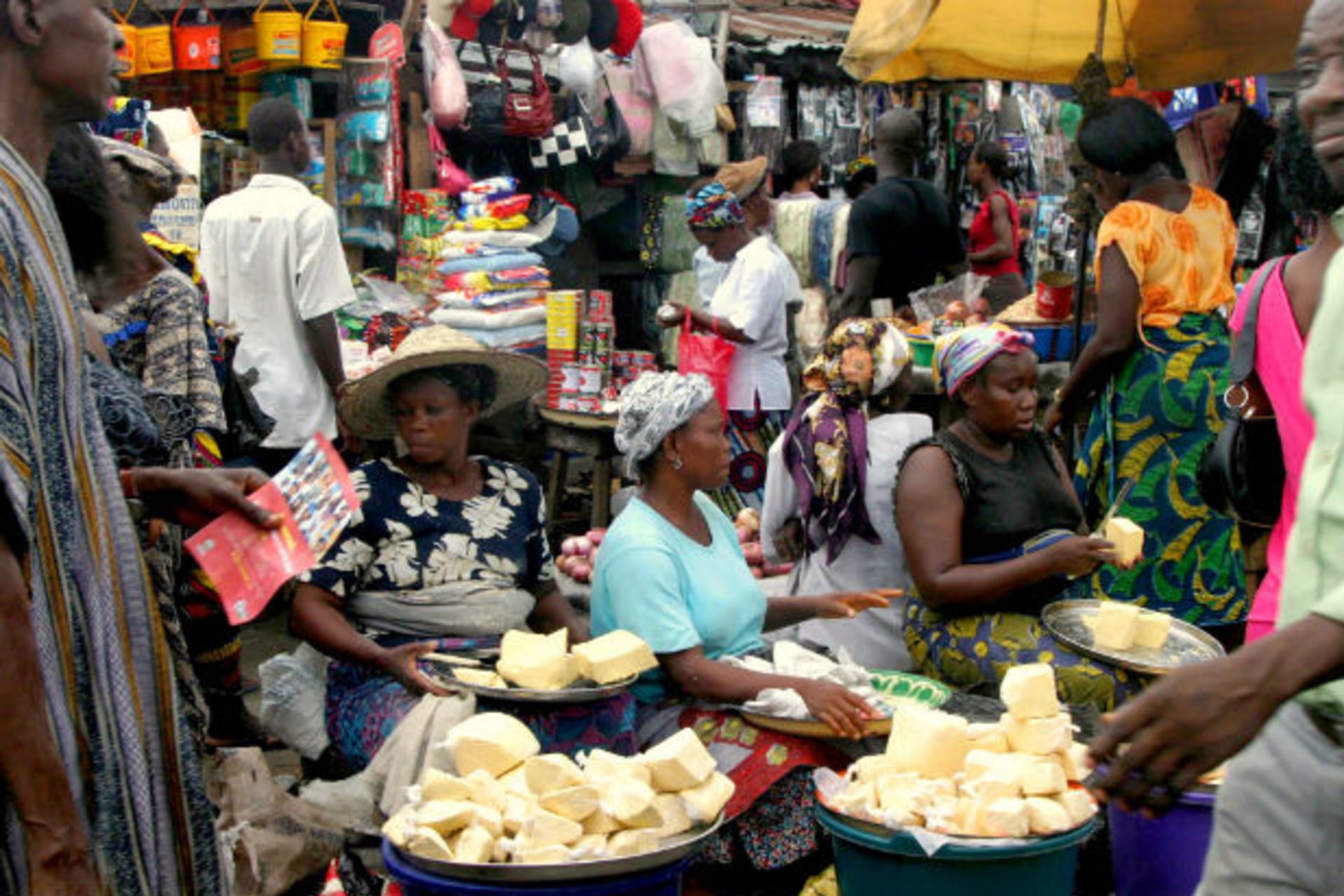 Traders and shoppers crowd a market in Nigeria's main commercial city Lagos March 19, 2006.
