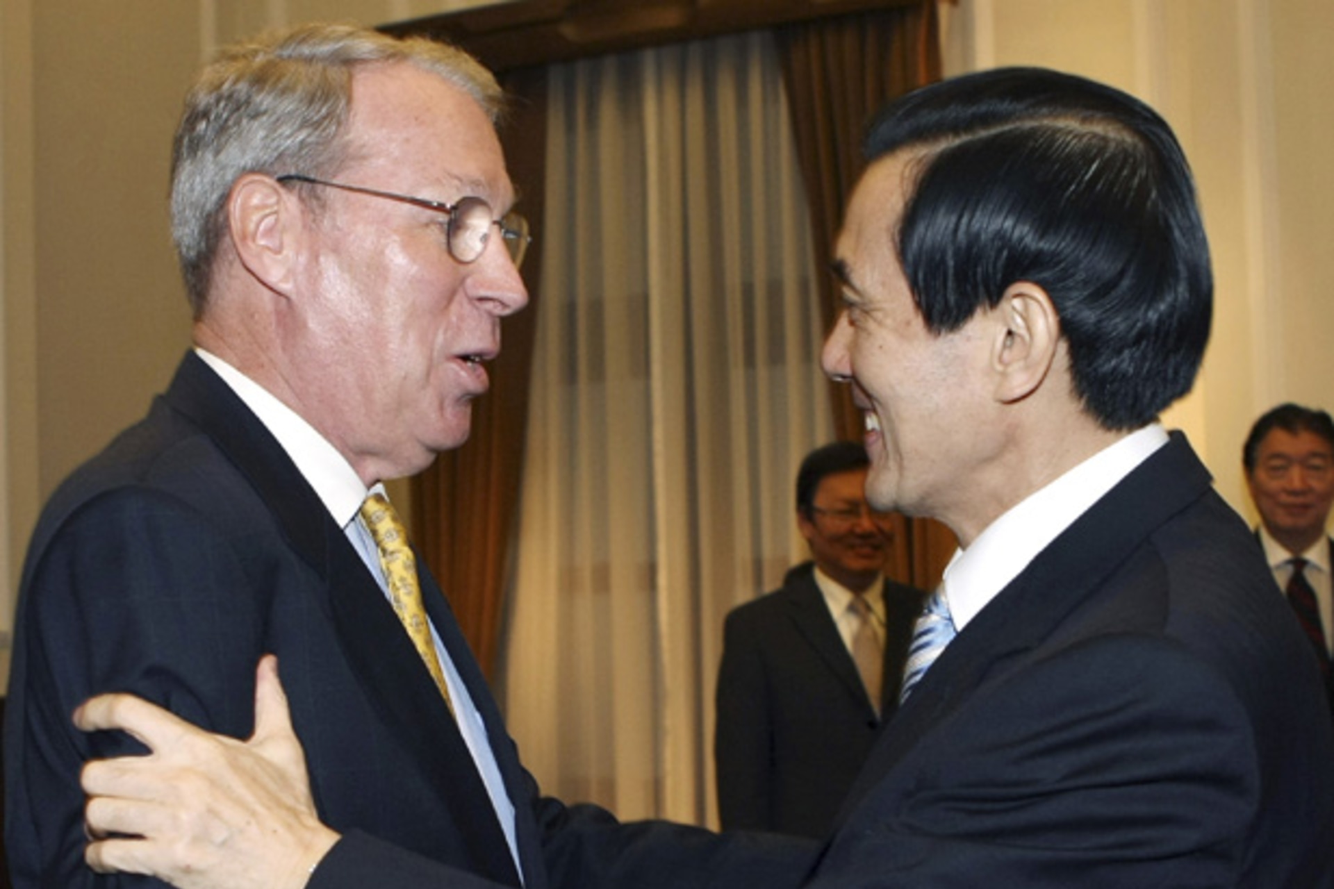 <p>AIT Chairman Raymond Burghardt greets Taiwan President Ma Ying-jeou at the Presidential Office in Taipei.</p>
